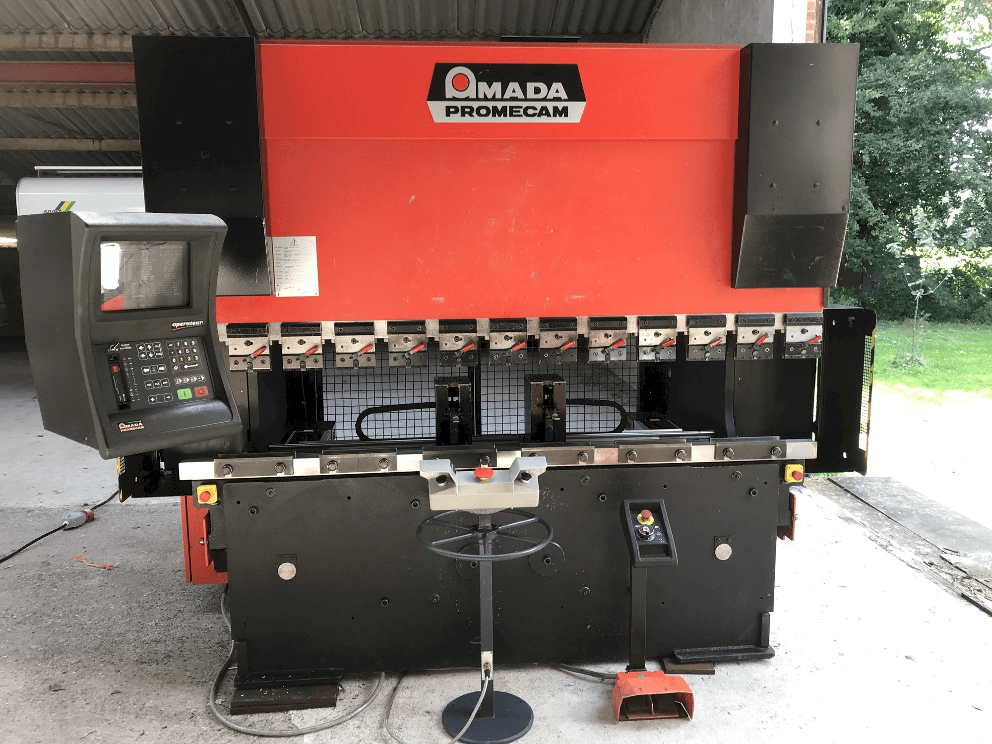 Vooraanzicht van AMADA Promecam HFBO machine