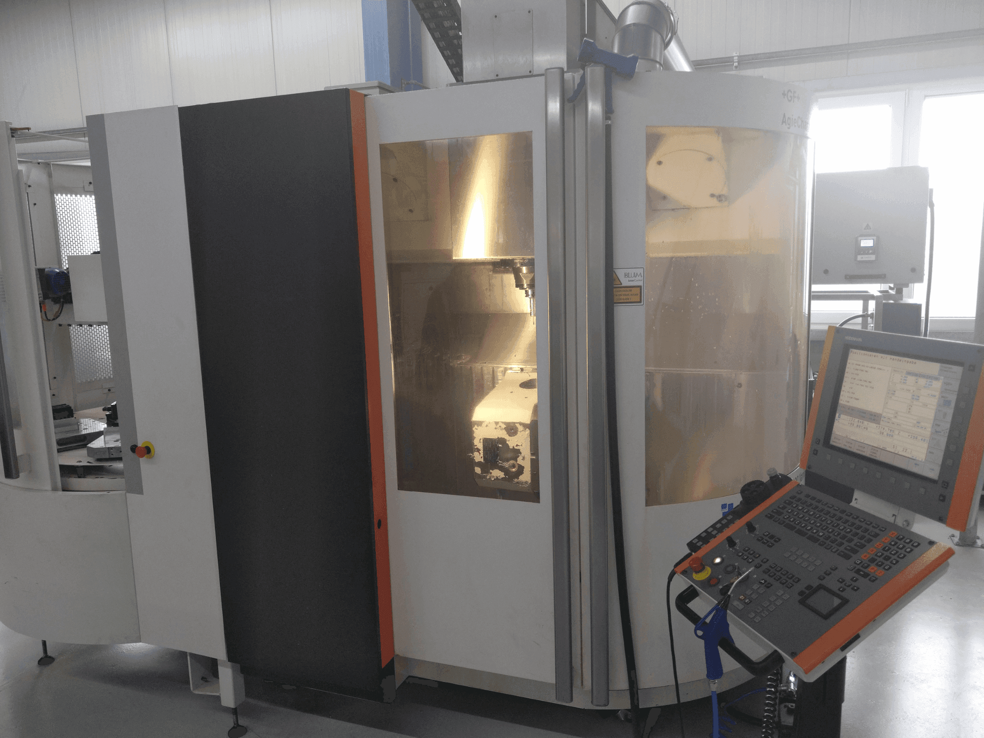 Vooraanzicht van +GF+ AGIE CHARMILLES MIKRON UCP 600 Vario machine