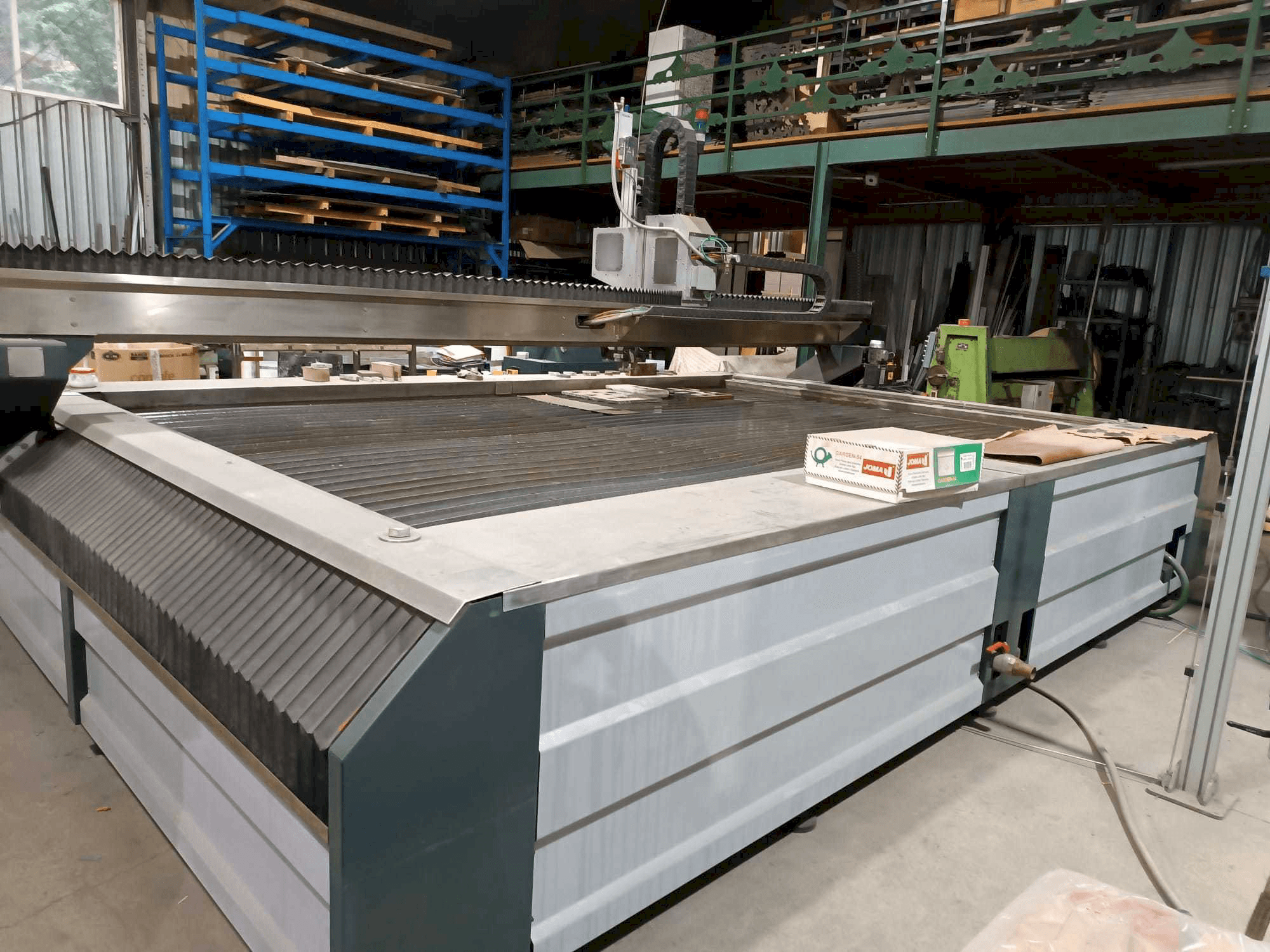 Vooraanzicht van SOITAAB Waterjet IP-20 machine
