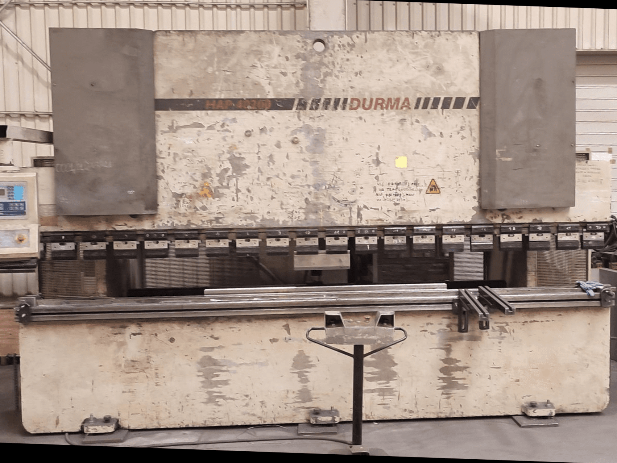 Durma HAP 40200 kantpers vooraanzicht, met een versleten buitenkant, bedieningspaneel en klemmende gereedschappen zichtbaar op het werkoppervlak.