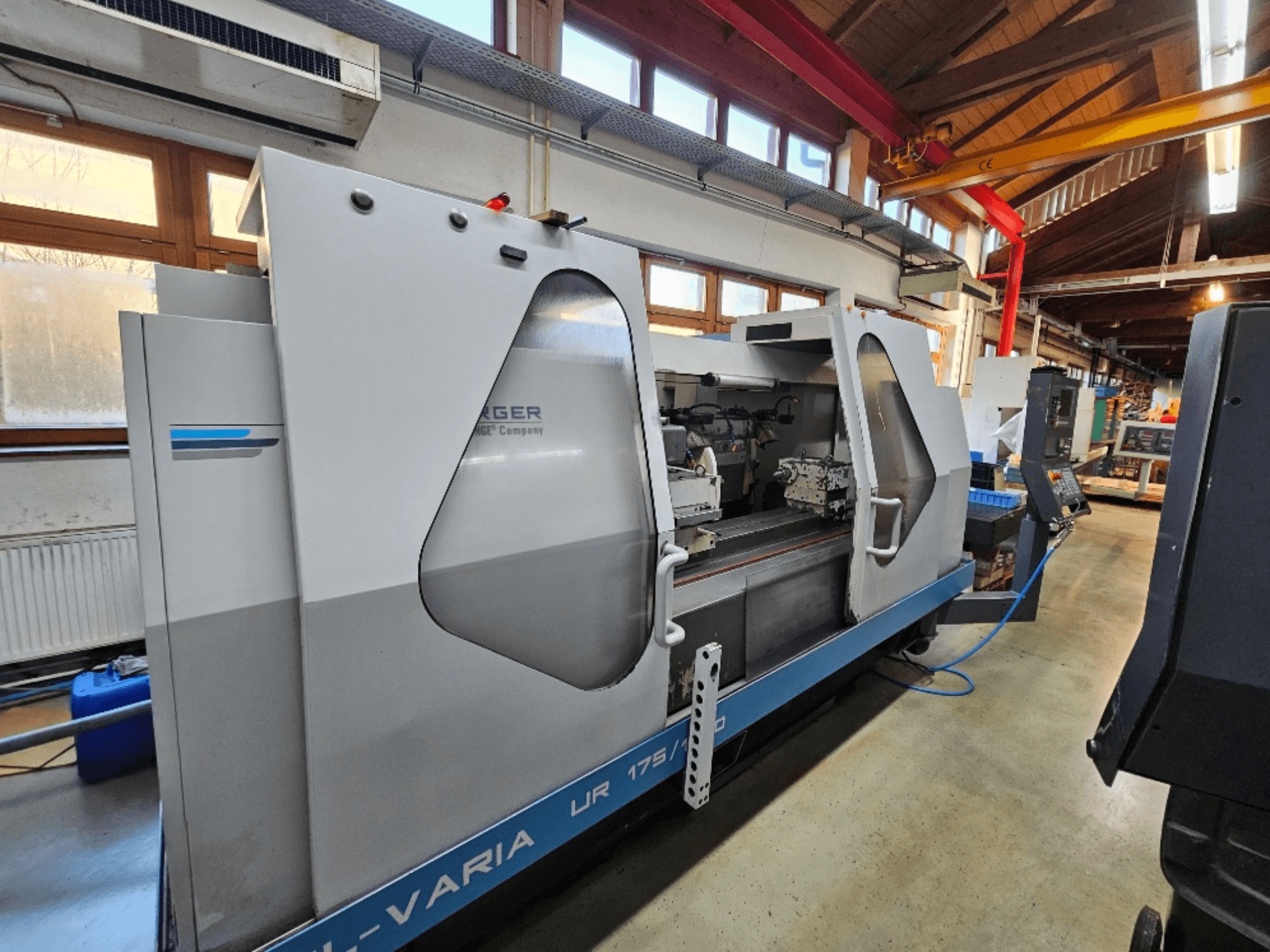 CNC machine van Burg, model UR 175/300, zijaanzicht. Heeft een strak ontwerp met zichtbare bedieningselementen en werkgebied.