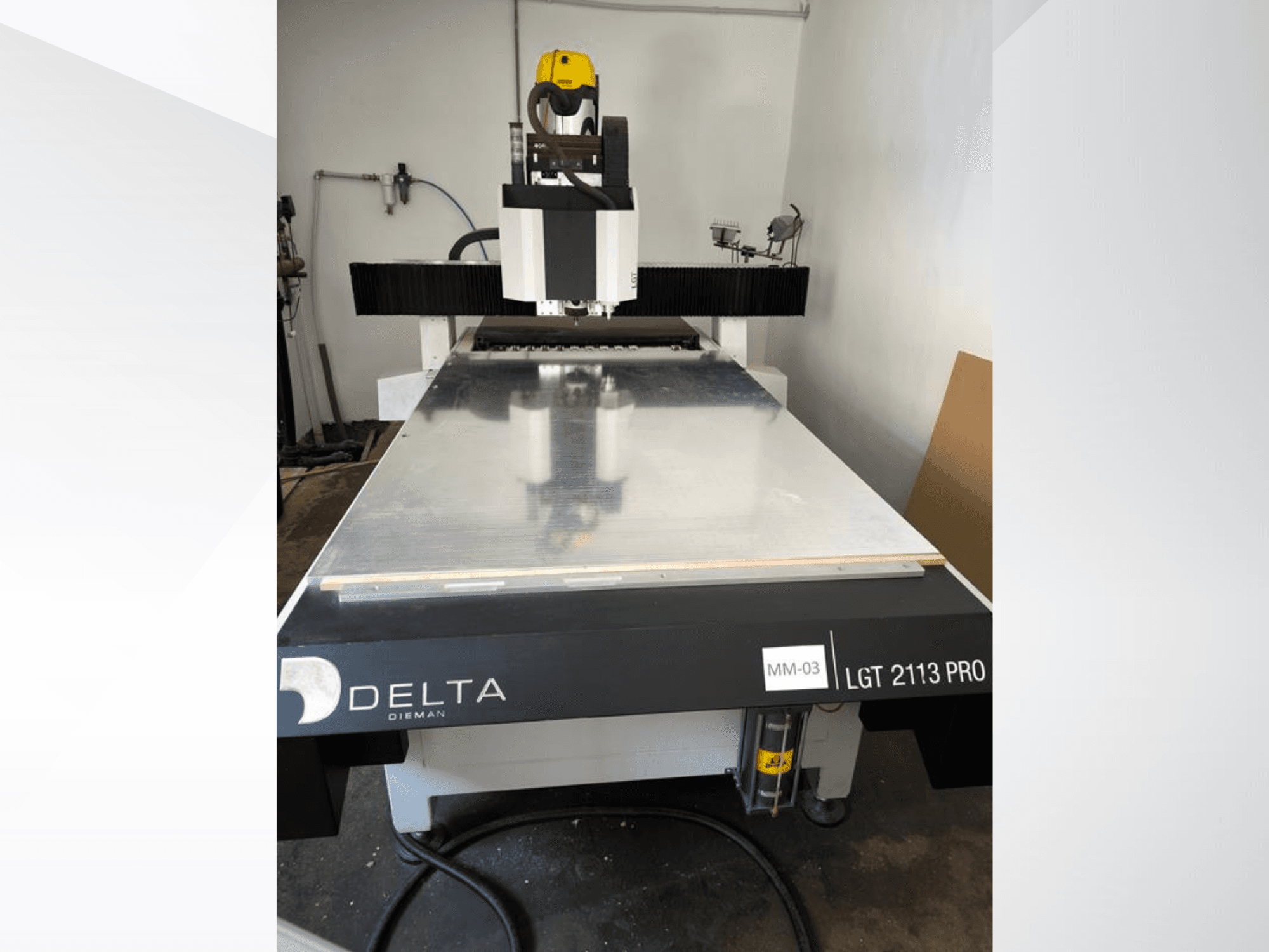 Delta LGT2113 PRO portaalfreesmachine, vooraanzicht, met details van het aluminium oppervlak en het bedieningspaneel.