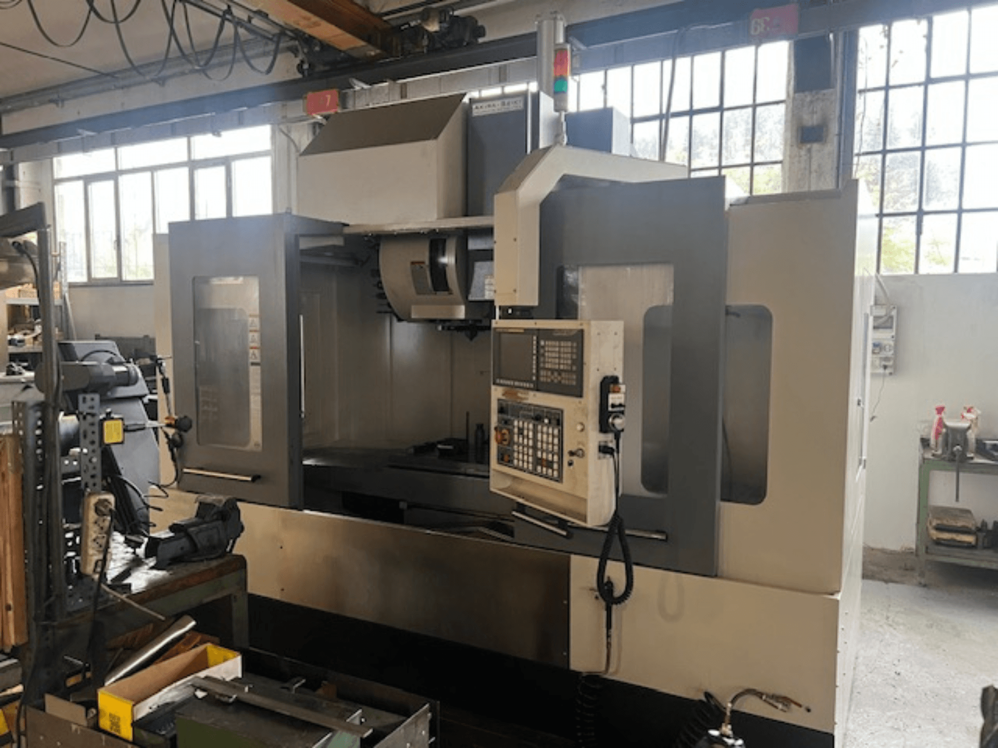 High-tech CNC freesmachine, vooraanzicht, met digitale bediening, basisveiligheidsindicatoren en een compact ontwerp.