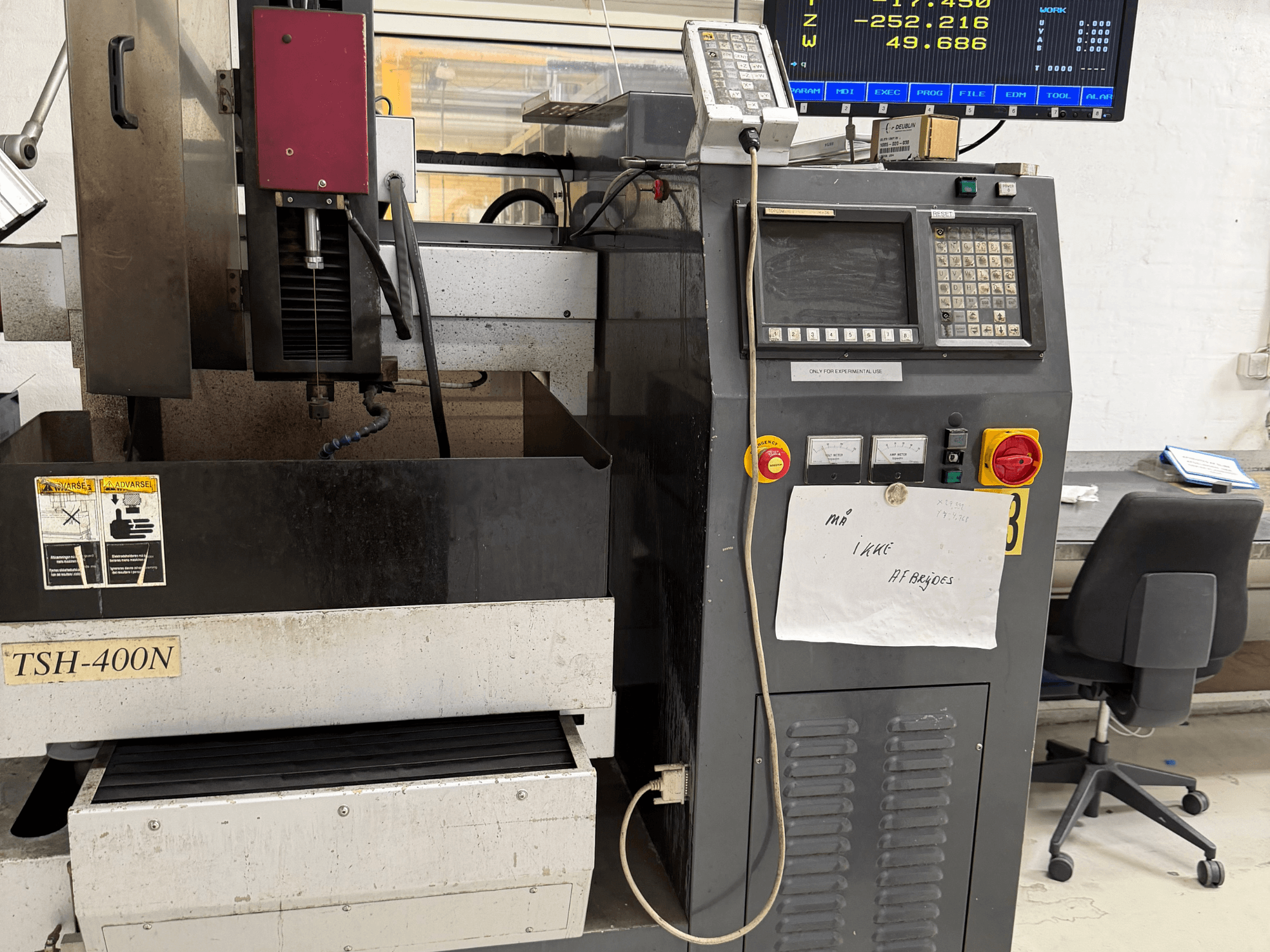 TOPEDM TSH-400N-vonkmachine, vooraanzicht met bedieningspaneel, bewerkingsgebied en bedrijfsindicatoren.