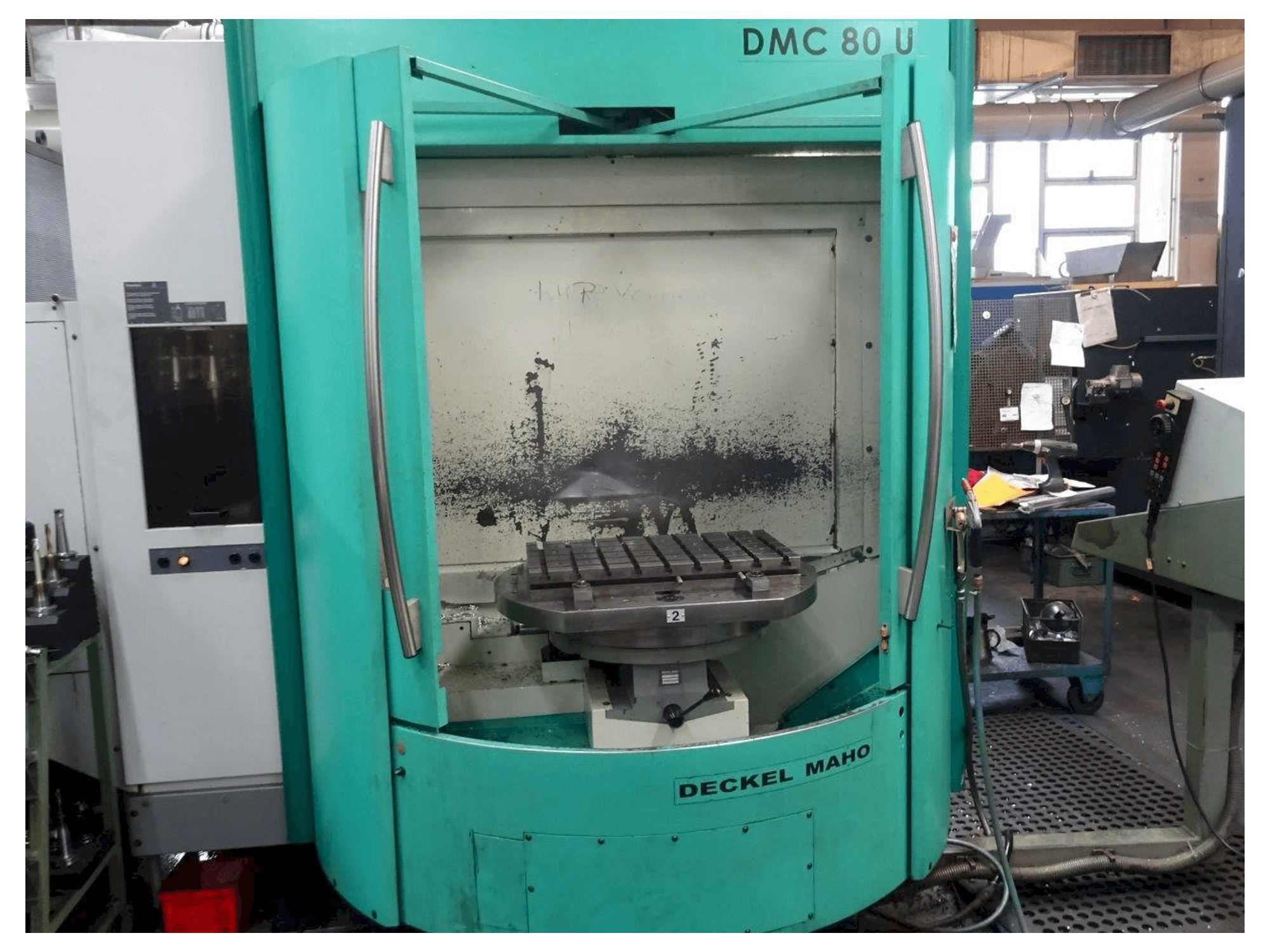 Vooraanzicht van DECKEL Maho DMC 80 U machine