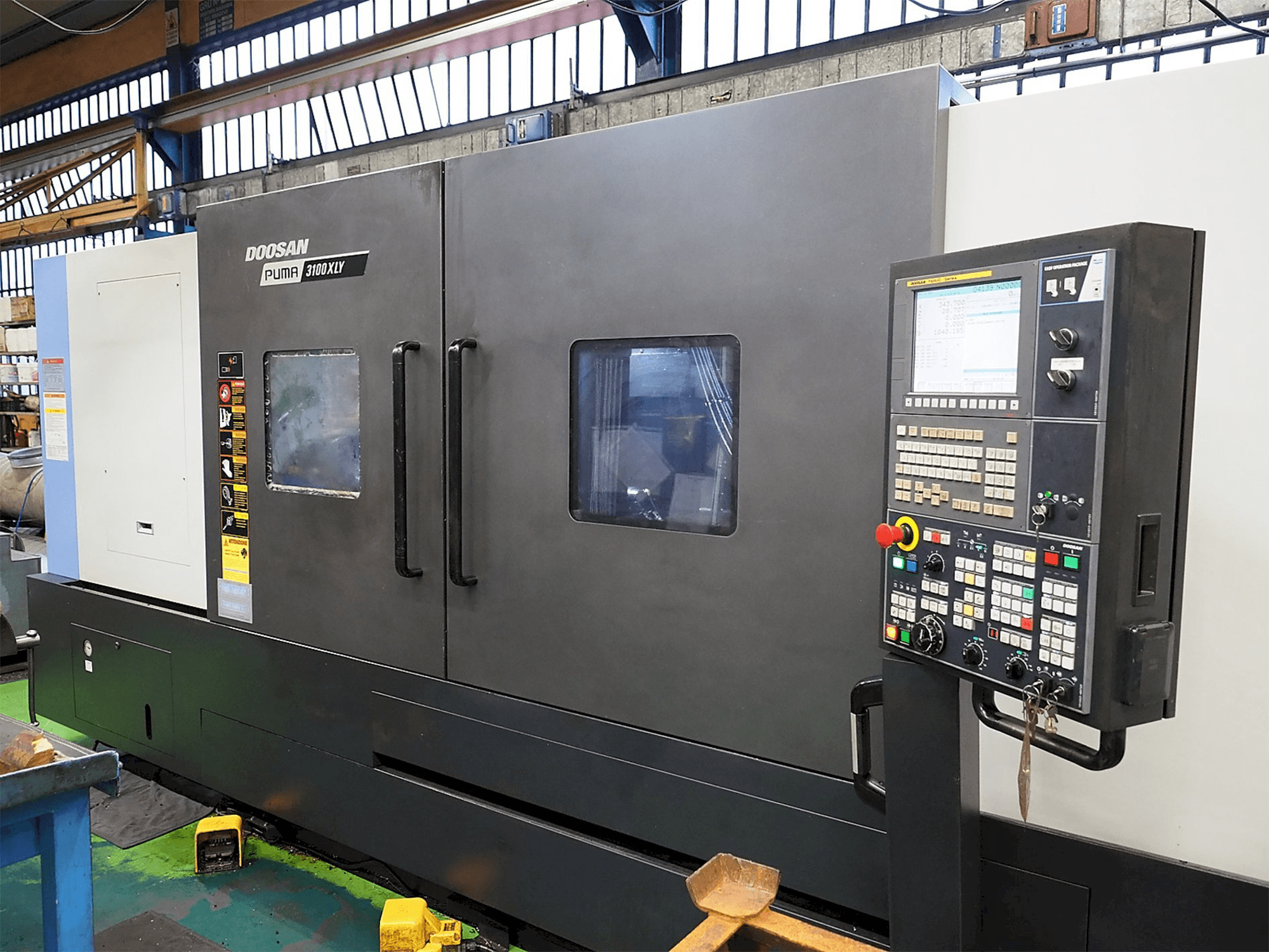 Vooraanzicht van Doosan Puma 3100XLY machine