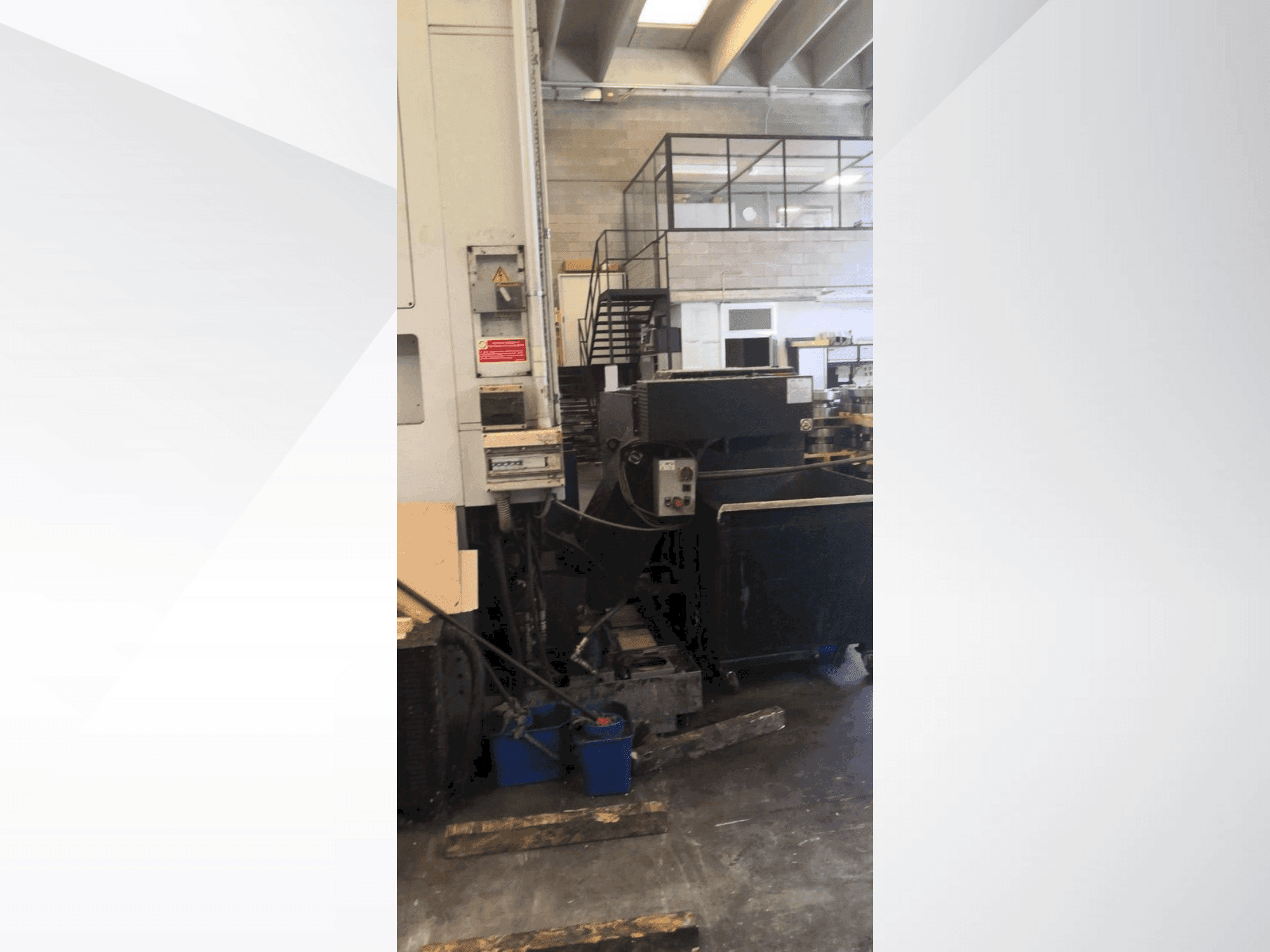 Vooraanzicht van DOOSAN VT 900 machine