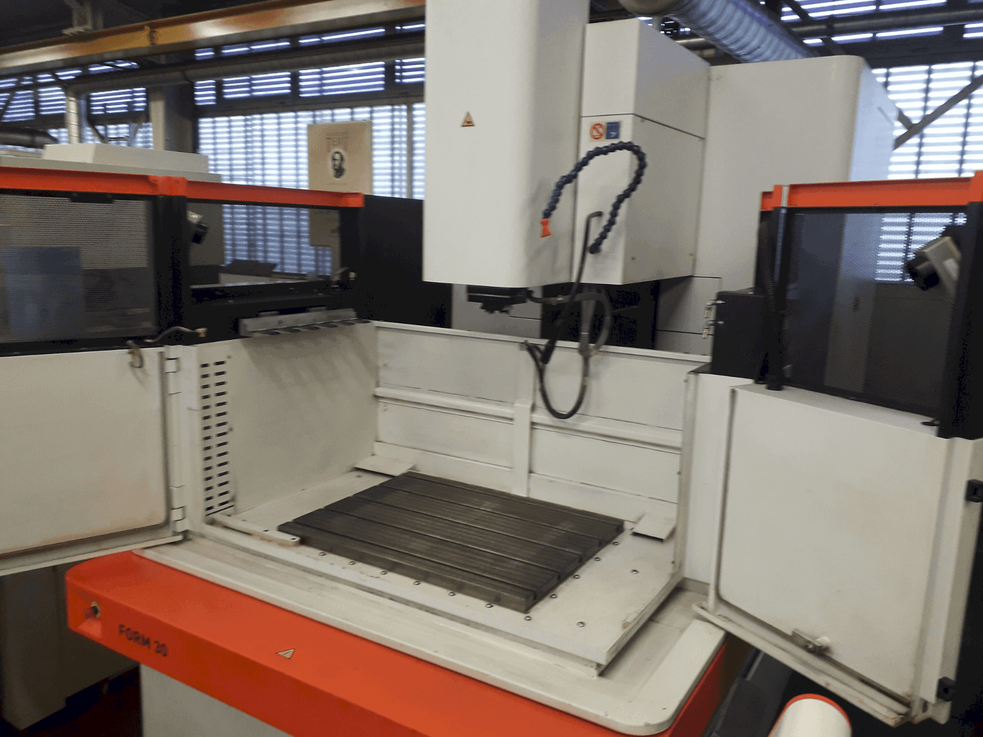 Vooraanzicht van AgieCharmilles FORM 30 machine