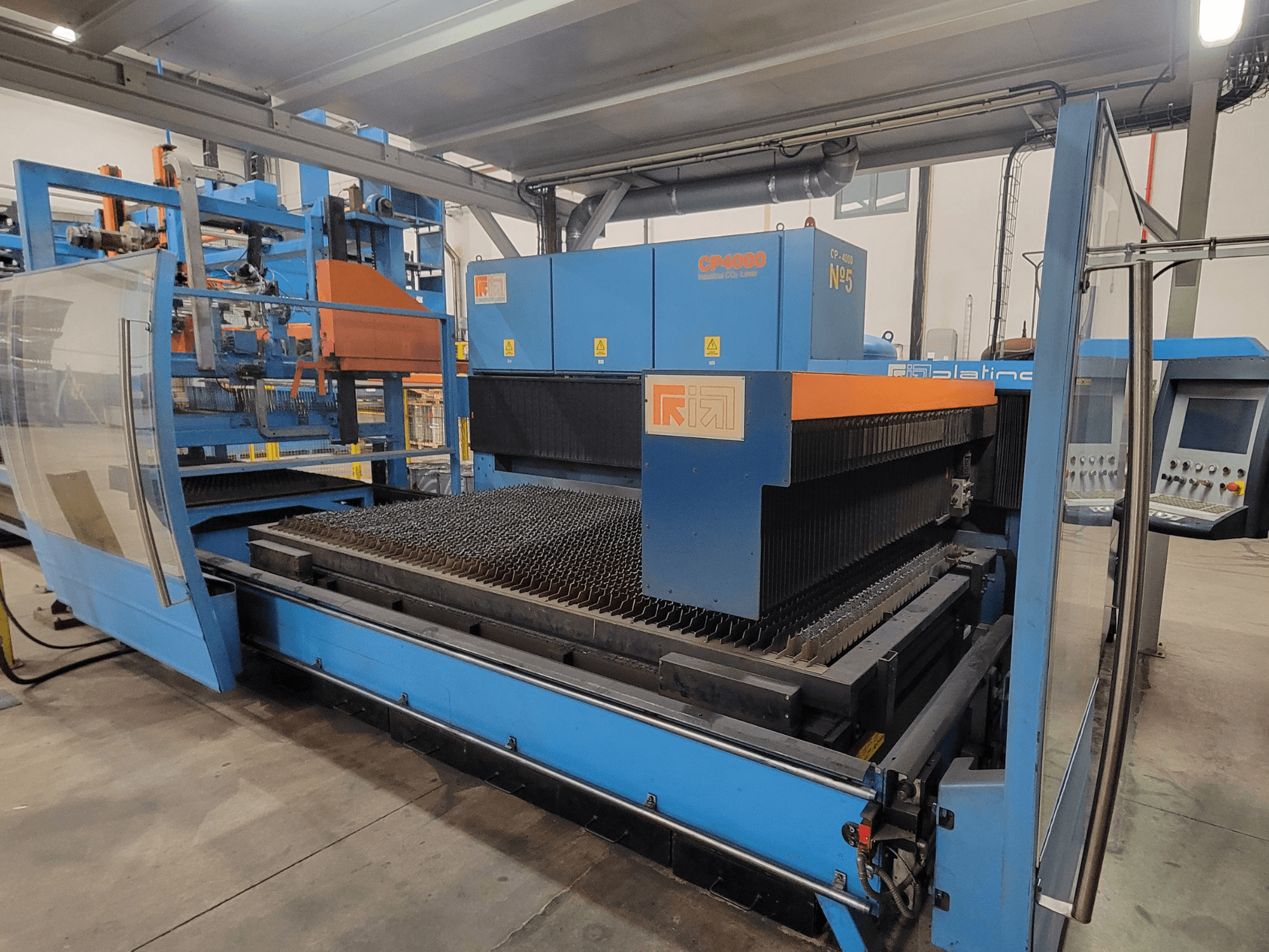 RIK CP4060 lasersnijmachine in blauw, zijaanzicht met metalen snijrooster en bedieningspaneel. Ideaal voor industriële toepassingen.