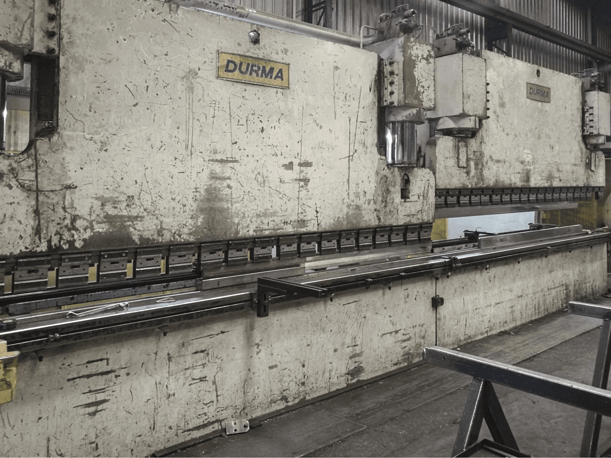 Links zicht van Durma CNC T HAP 40400 machine