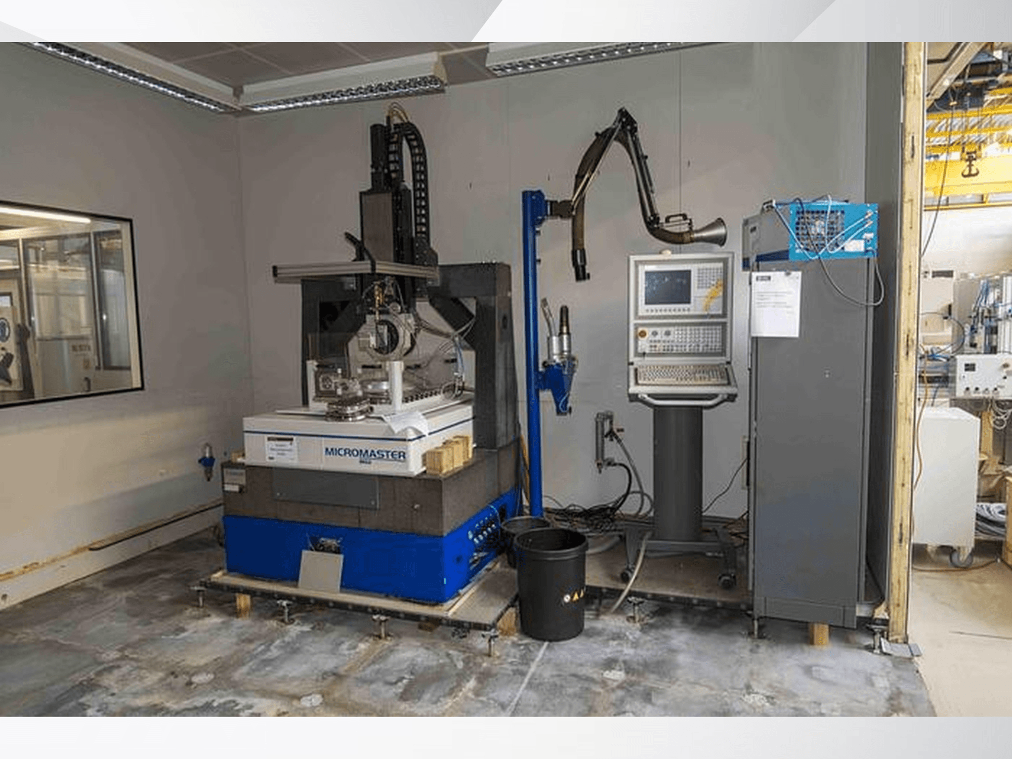 KUGLER Micromaster MG2-vlakschuurmachine in een werkplaats, vooraanzicht met bedieningspaneel en robotarm ernaast.