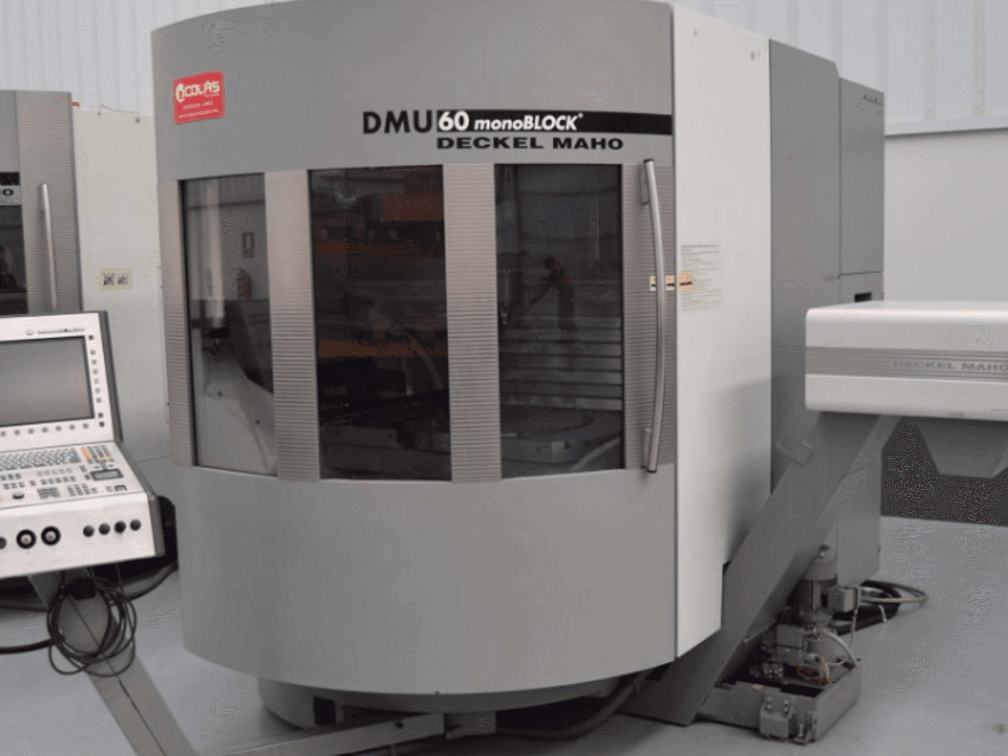 DMG DMU60 Monoblock verticaal bewerkingscentrum, gezien vanaf de voorkant, met het bedieningspaneel links in beeld.