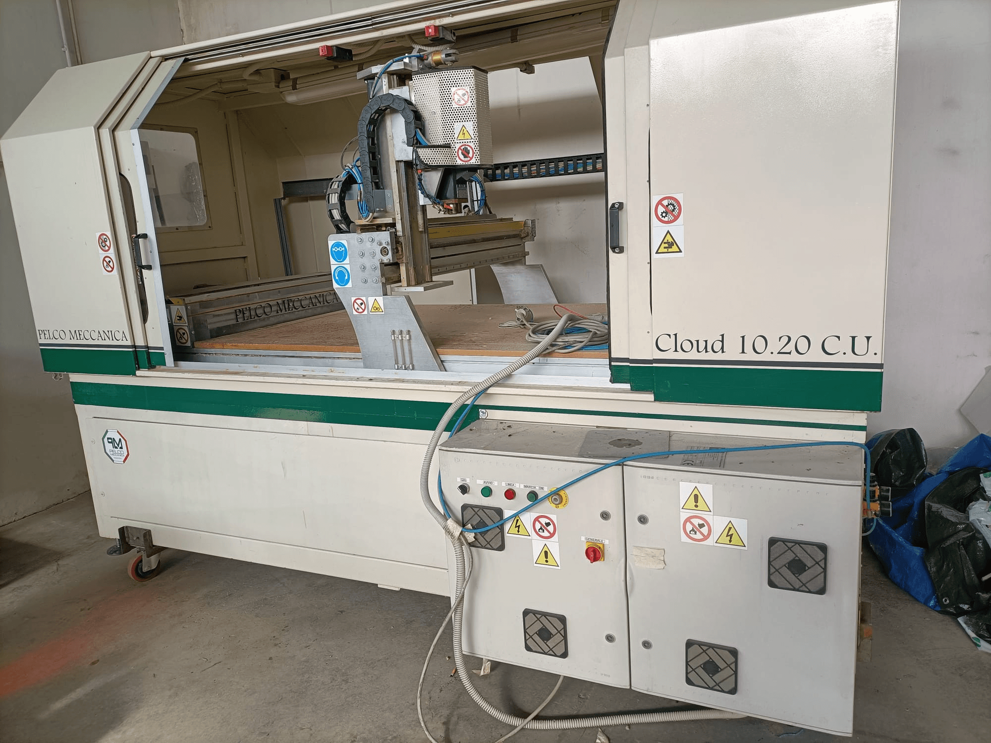 CNC bovenfrees MECCANICA CLOUD 10.20 C.U., vooraanzicht met bedieningspaneel en werkruimte, met veiligheidslabels en slangen zichtbaar.
