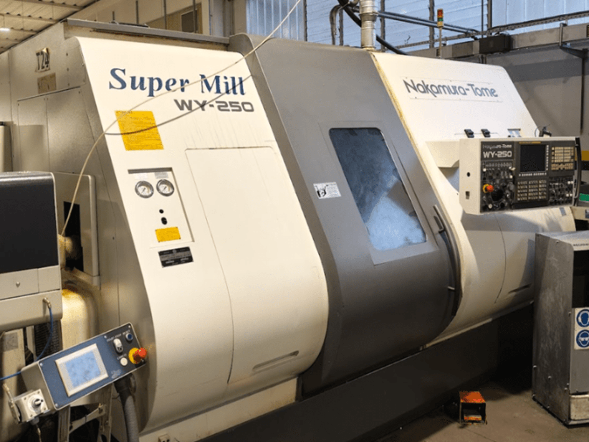 Horizontale draaimachine NAKAMURA-TOME WY 250 in vooraanzicht; voorzien van bedieningspaneel en display, met het opschrift "Super Mill".