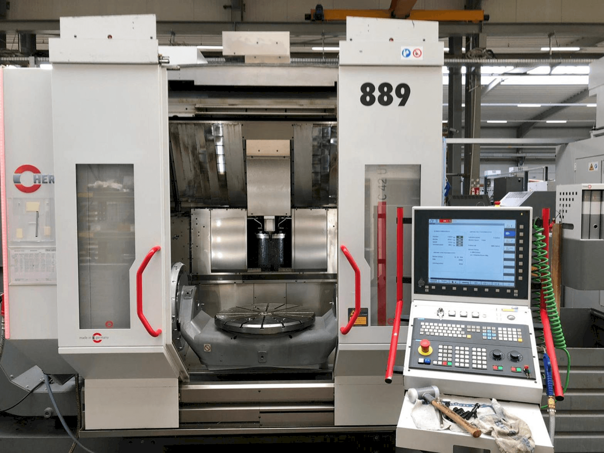 Vooraanzicht van HERMLE C42U MT machine