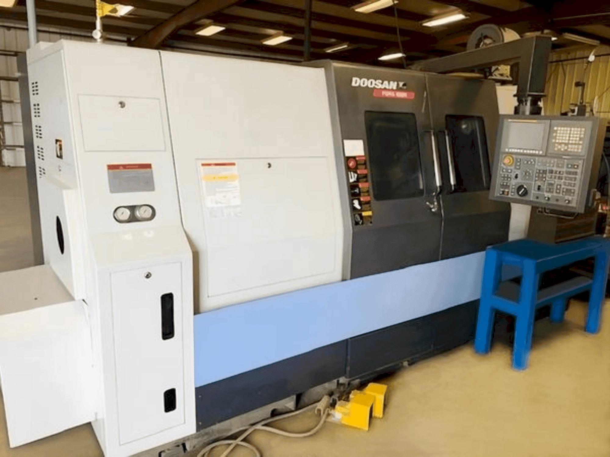 Vooraanzicht van DOOSAN PUMA 400MB machine