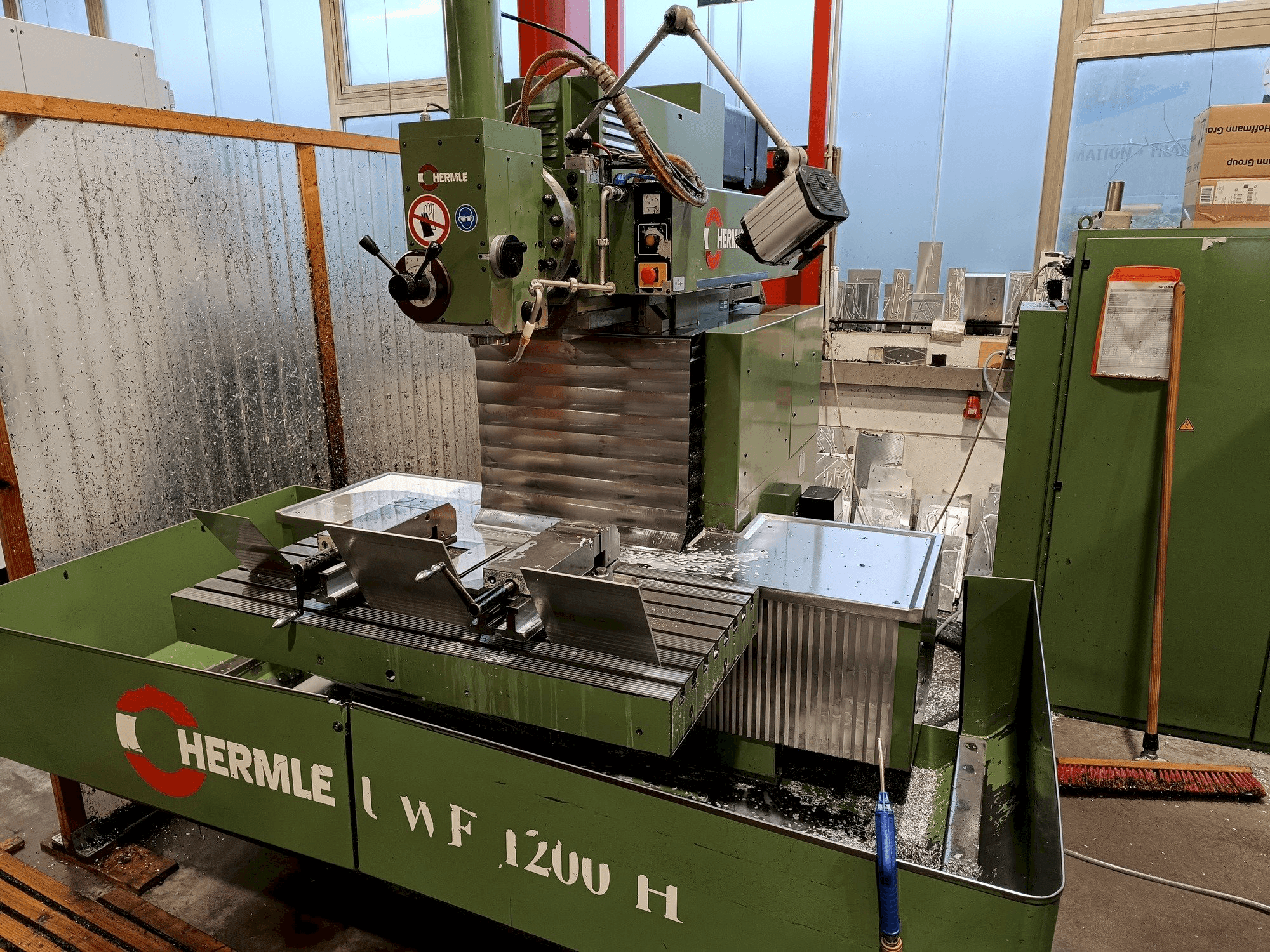 Vooraanzicht van HERMLE UWF1200 machine