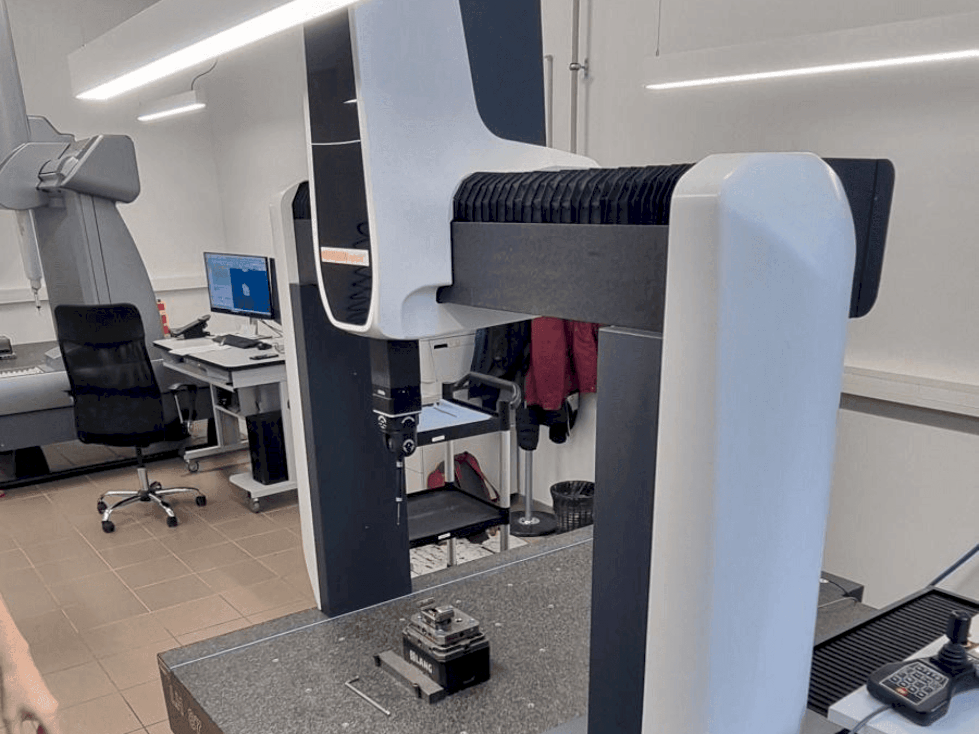 Vooraanzicht van Wenzel LH87 machine