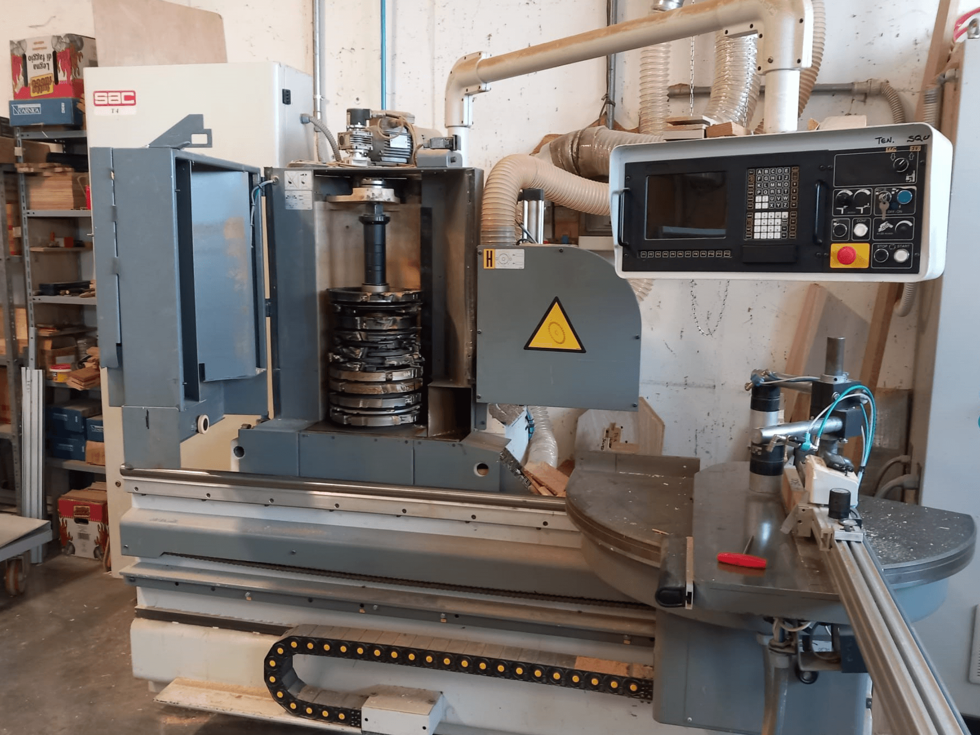 Vooraanzicht van de SAC T4TL-houtbewerkingsmachine met zichtbaar bedieningspaneel, draaiende gereedschapshouder en stofafzuigsysteem.