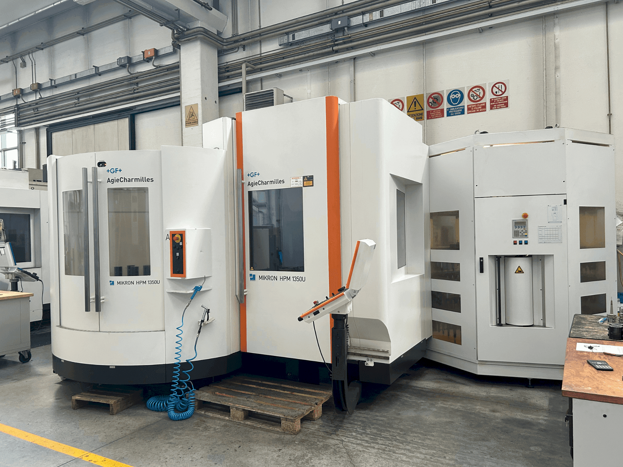 Vooraanzicht van AgieCharmilles MIKRON HPM 1350U machine
