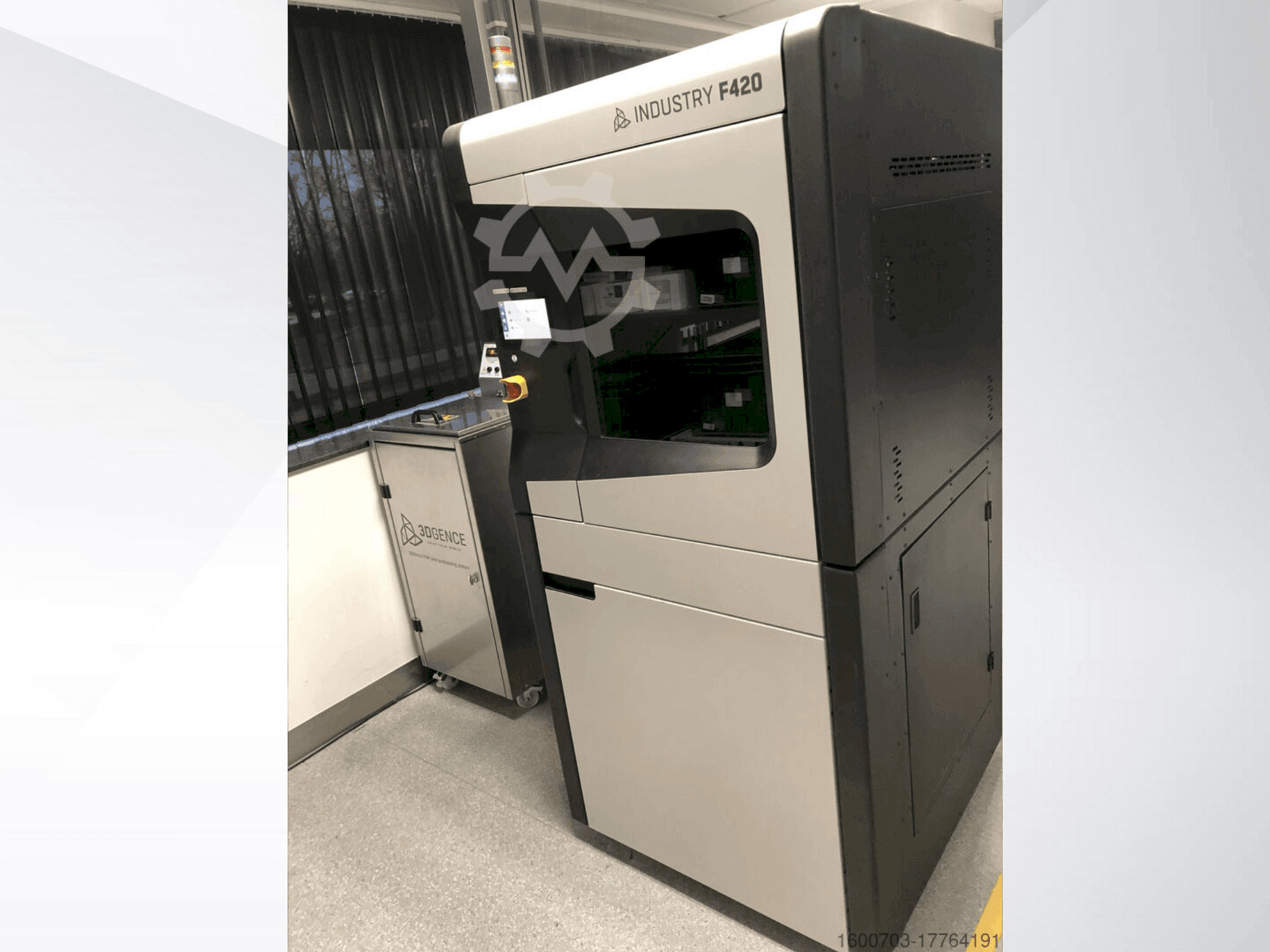 Vooraanzicht van 3DGENCE Industry F420 machine