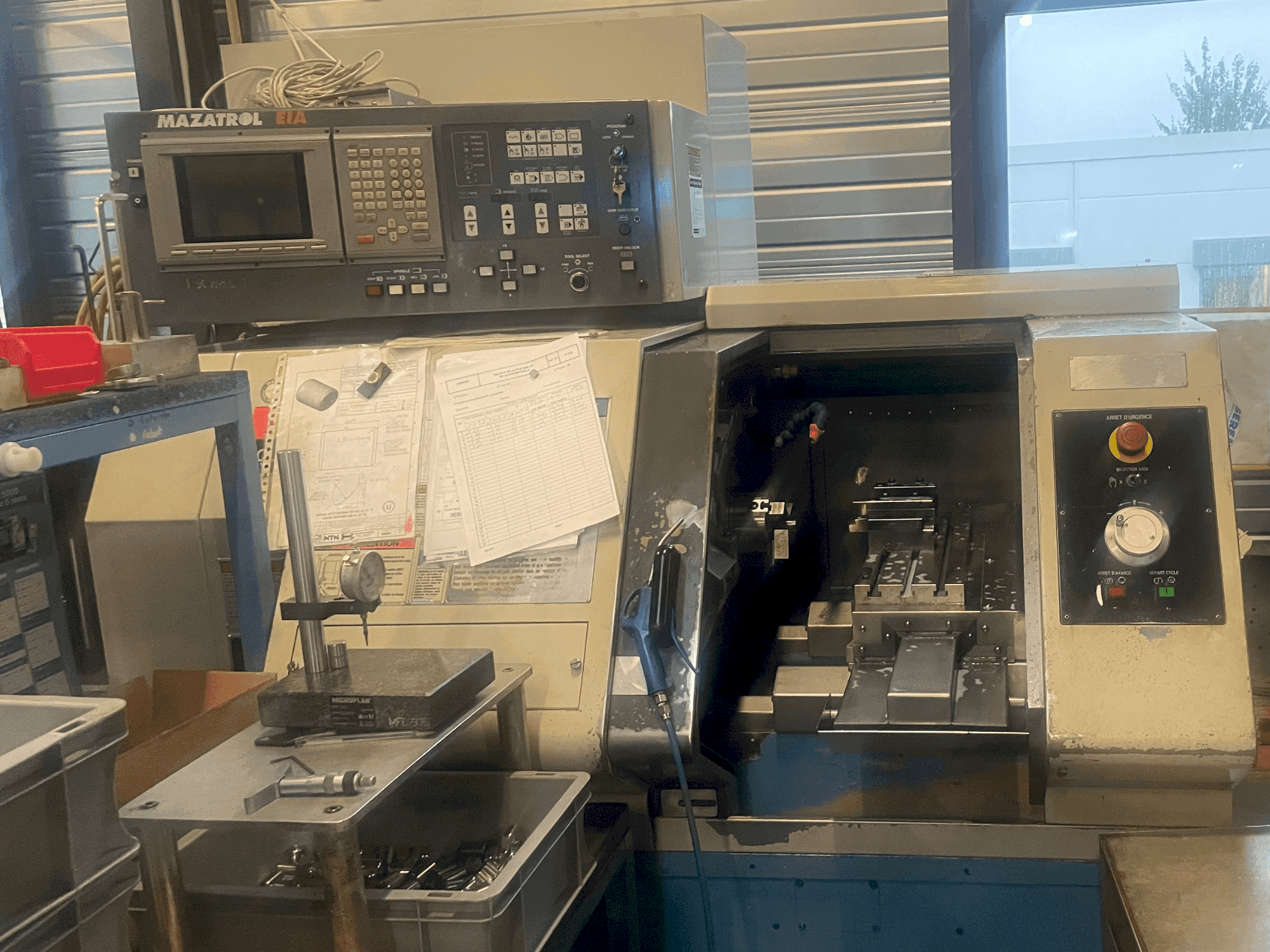 Vooraanzicht van Mazak QT6 T (2007)+MAZAK QT6 G (2002)+1 LNS Hydrobar mini sprint machine