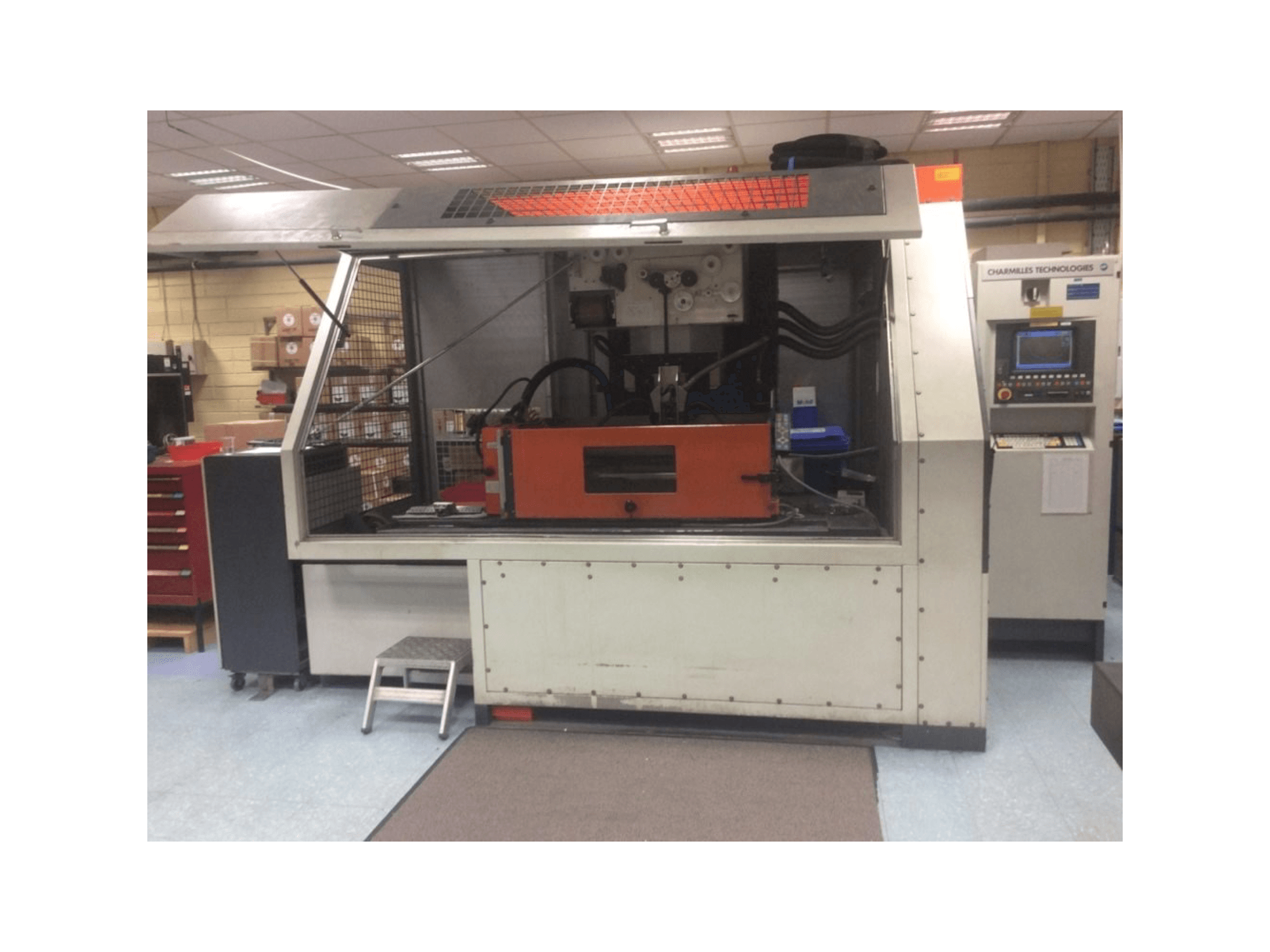 Vooraanzicht van CHARMILLES Robofil 4020 SI machine