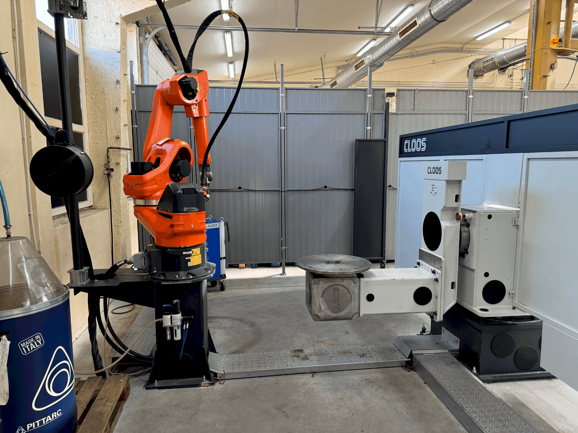 Vooraanzicht van CLOOS QIROX CS-50 machine