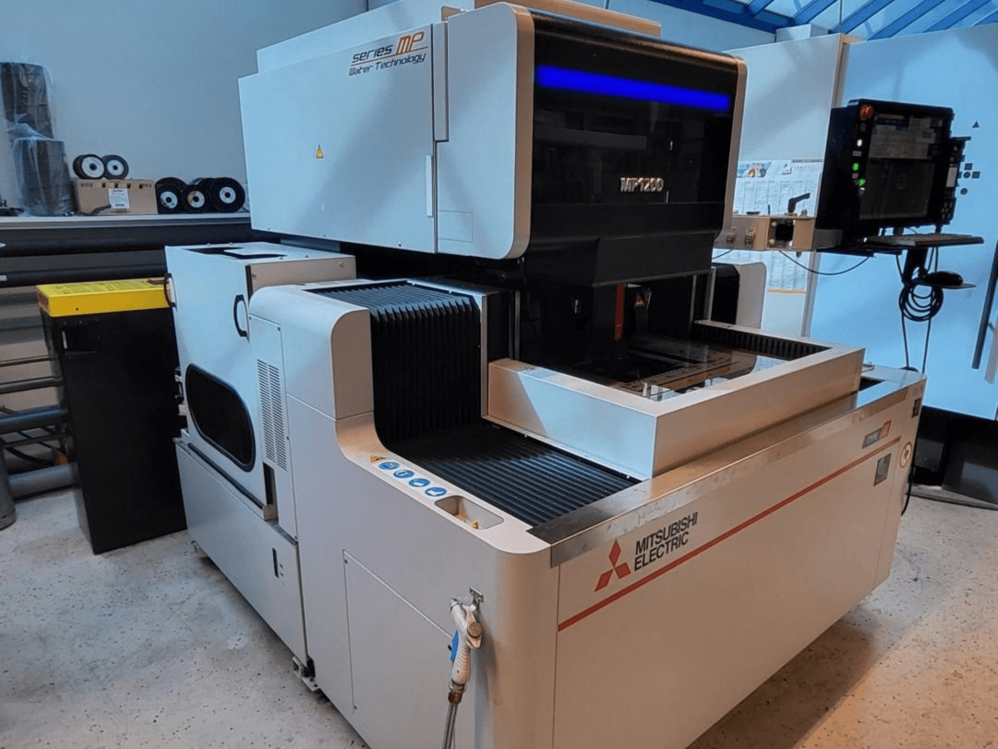 Mitsubishi MP1200 draadvonkmachine, vooraanzicht, met bedieningspaneel, hightech details en een strak ontwerp.