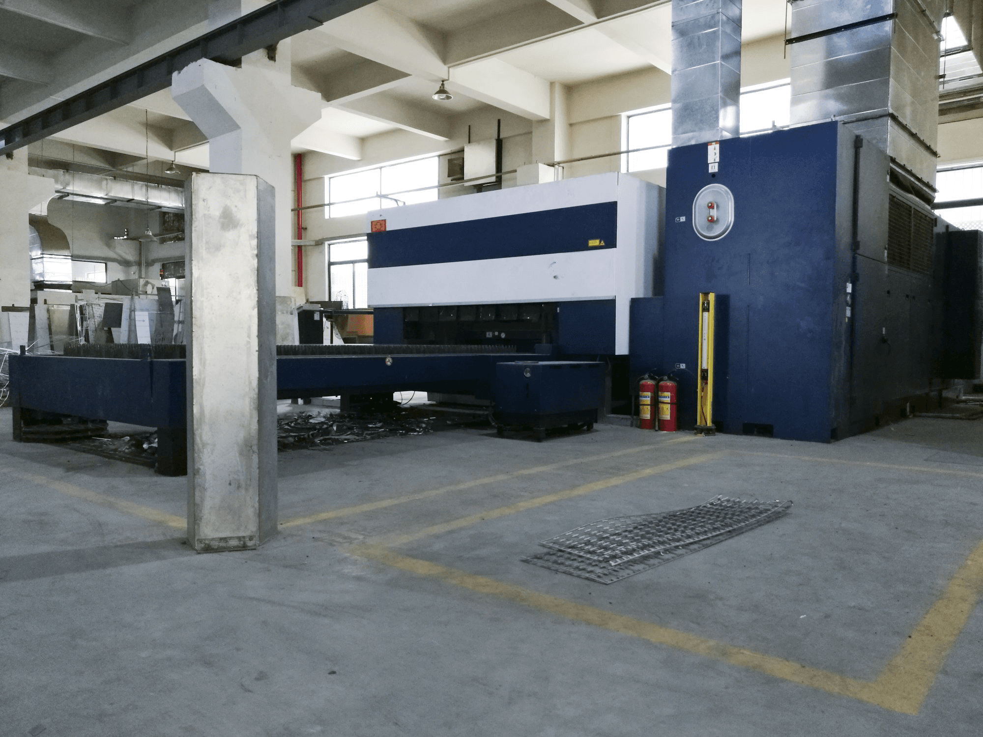 Recht aanzicht van Trumpf TruLaser 3030 machine