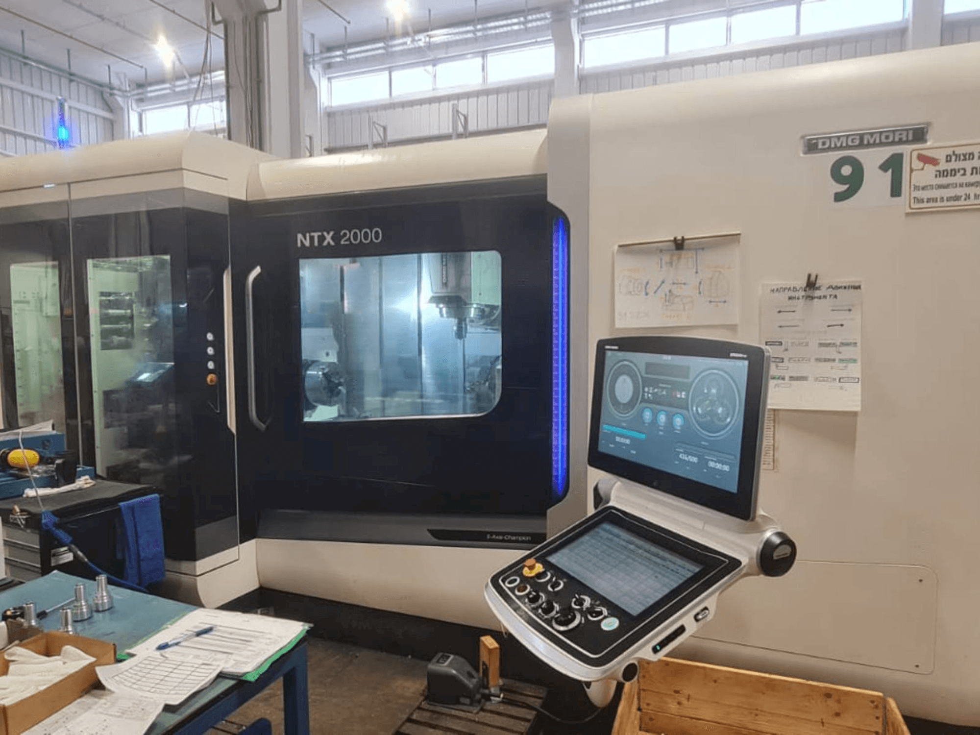Vooraanzicht van DMG MORI NTX 2000 machine