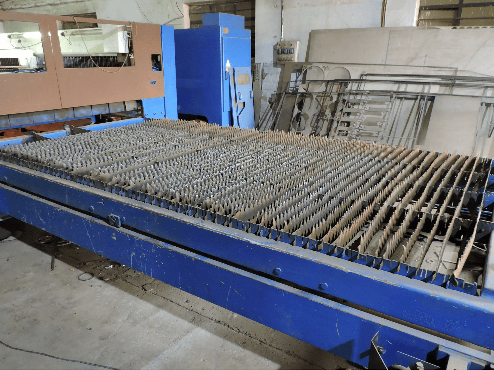 Links zicht van Trumpf Trumatic L4030 machine