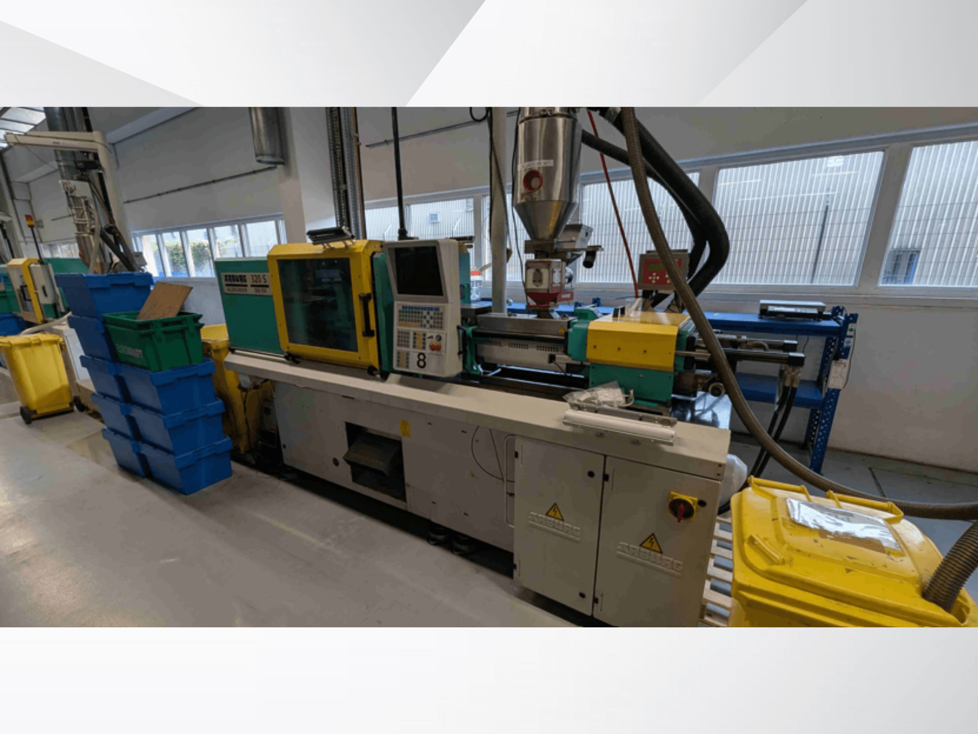 Hydraulische spuitgietmachine Arburg 320 S 350-150, vooraanzicht, met bedieningselementen, extruder en kleurbakken.