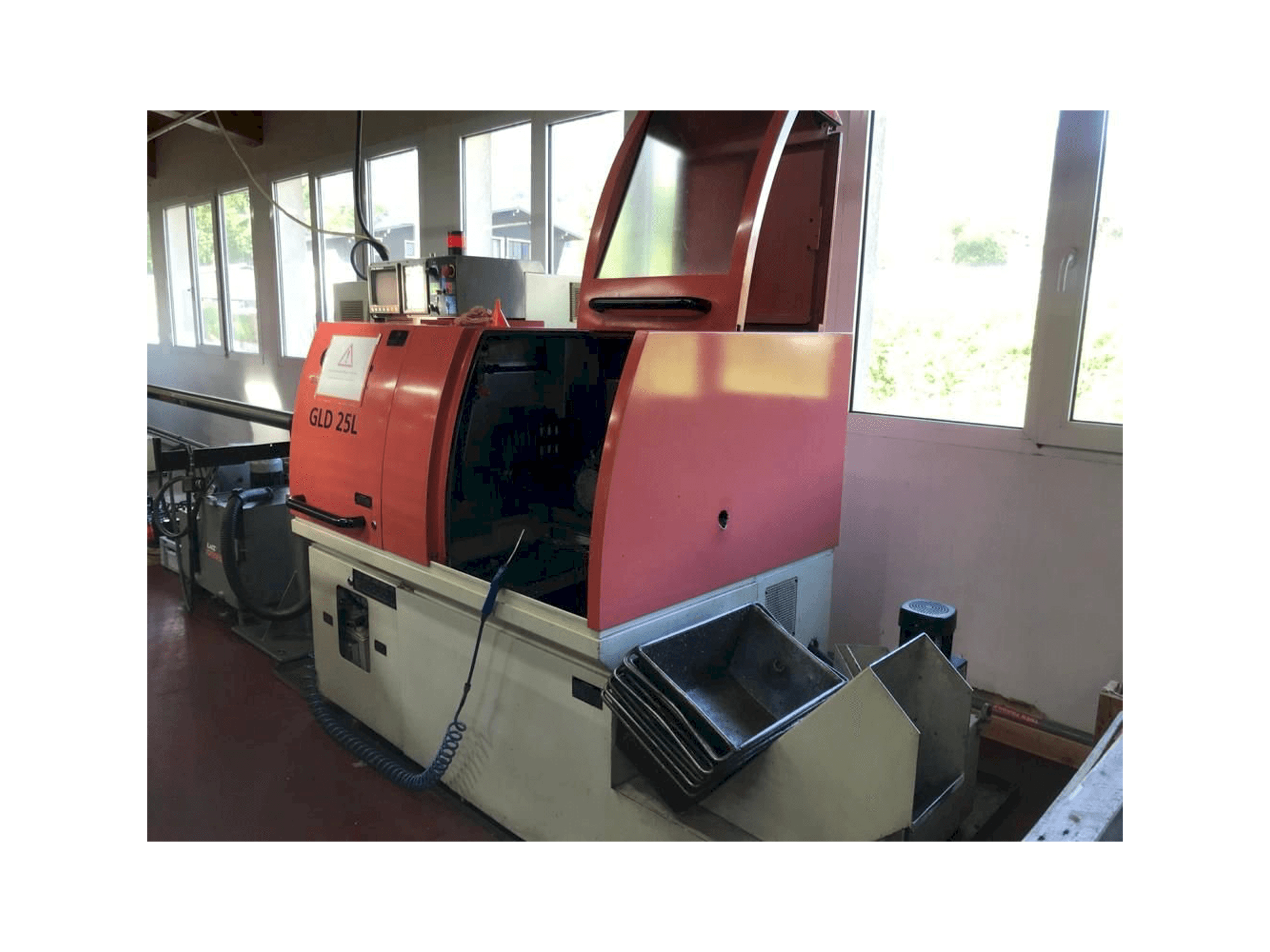 Vooraanzicht van Gildemeister GLD 25L machine