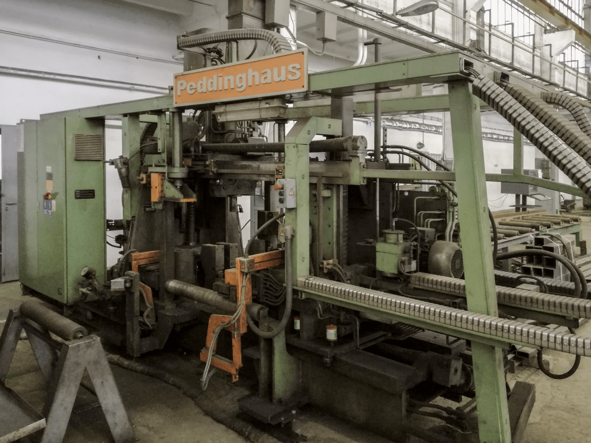 Links zicht van Peddinghaus TDK 1000/3 machine