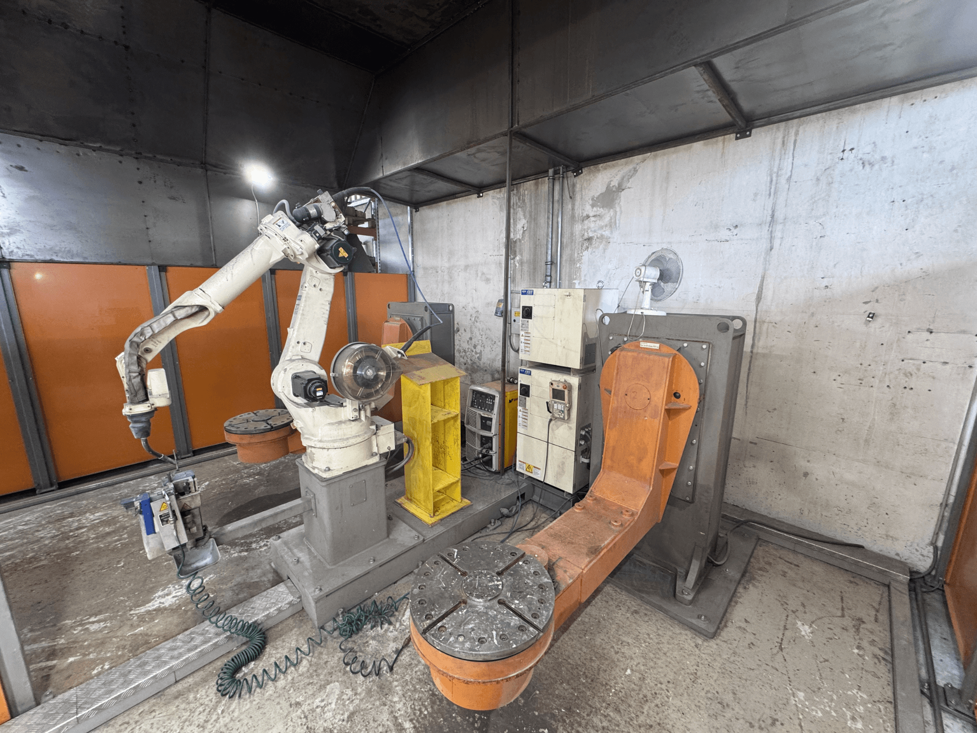 DAIHEN VARSTROJ FD-B4L 1GM/2DM robotarm in industriële omgeving, zijaanzicht met bedieningspaneel en draaivoet zichtbaar.
