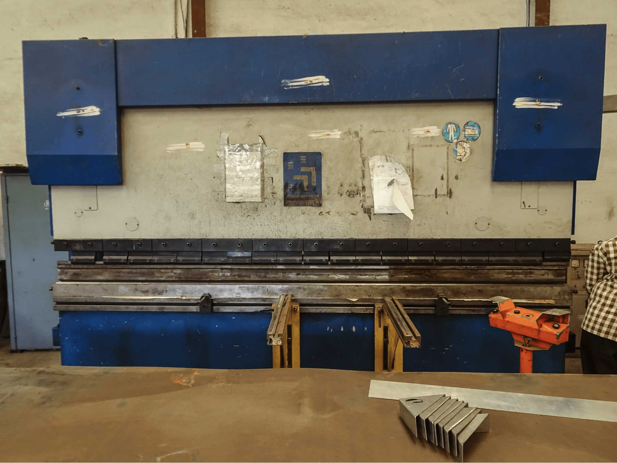 Vooraanzicht van Hindustan Hydraulics EHP 110 machine