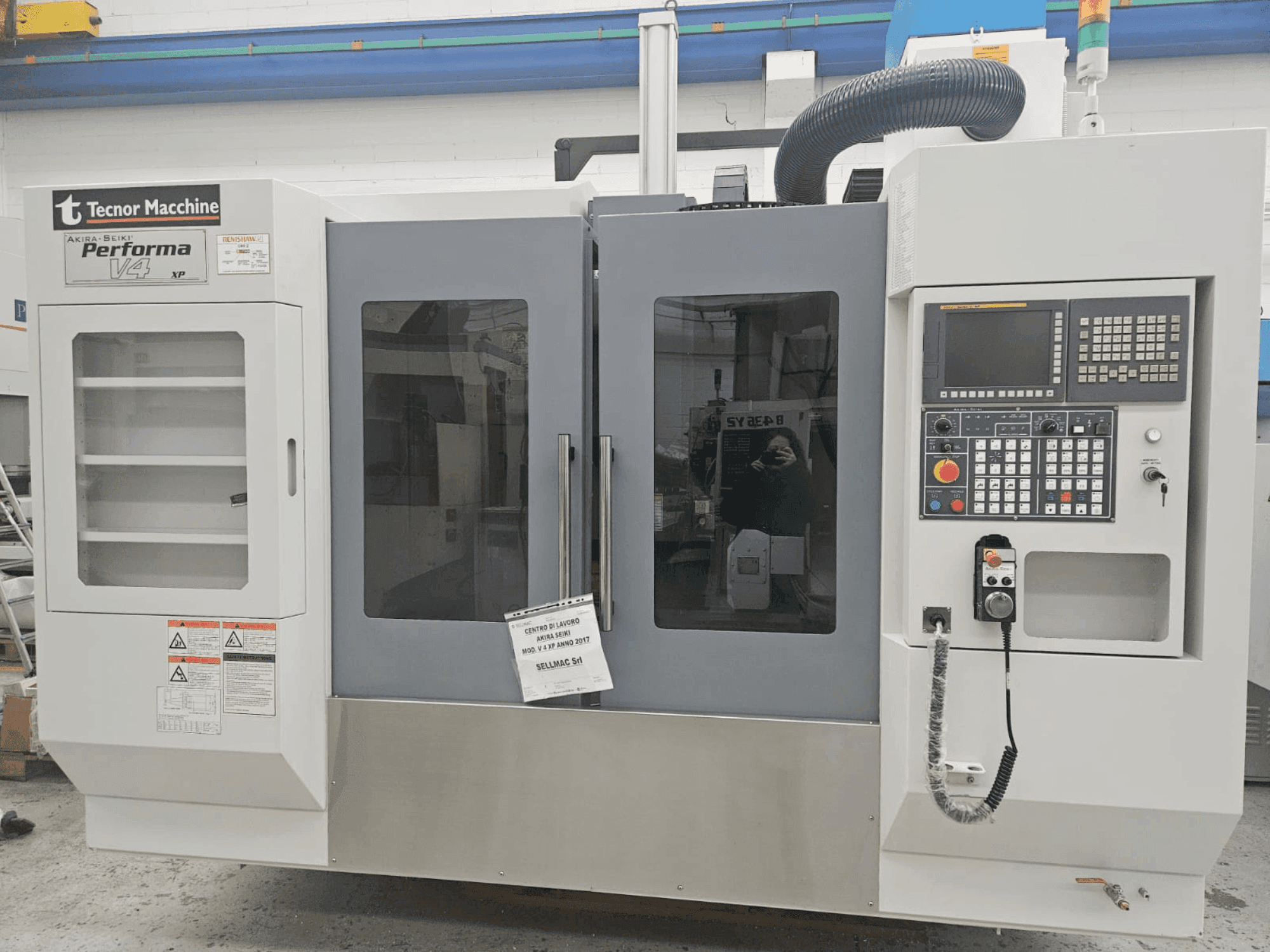 Vooraanzicht van Akira Seiki Performa V 4 XP machine