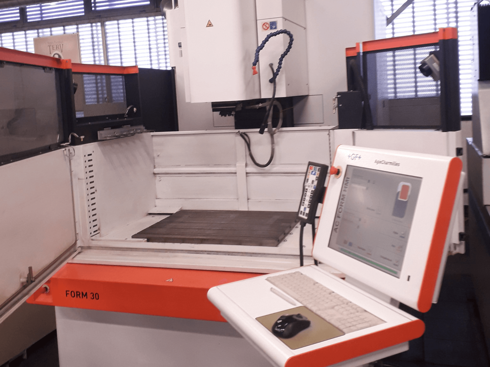 AgieCharmilles FORM 30 zinkvonkmachine in vooraanzicht met bedieningspaneel en werkgebied binnenin.