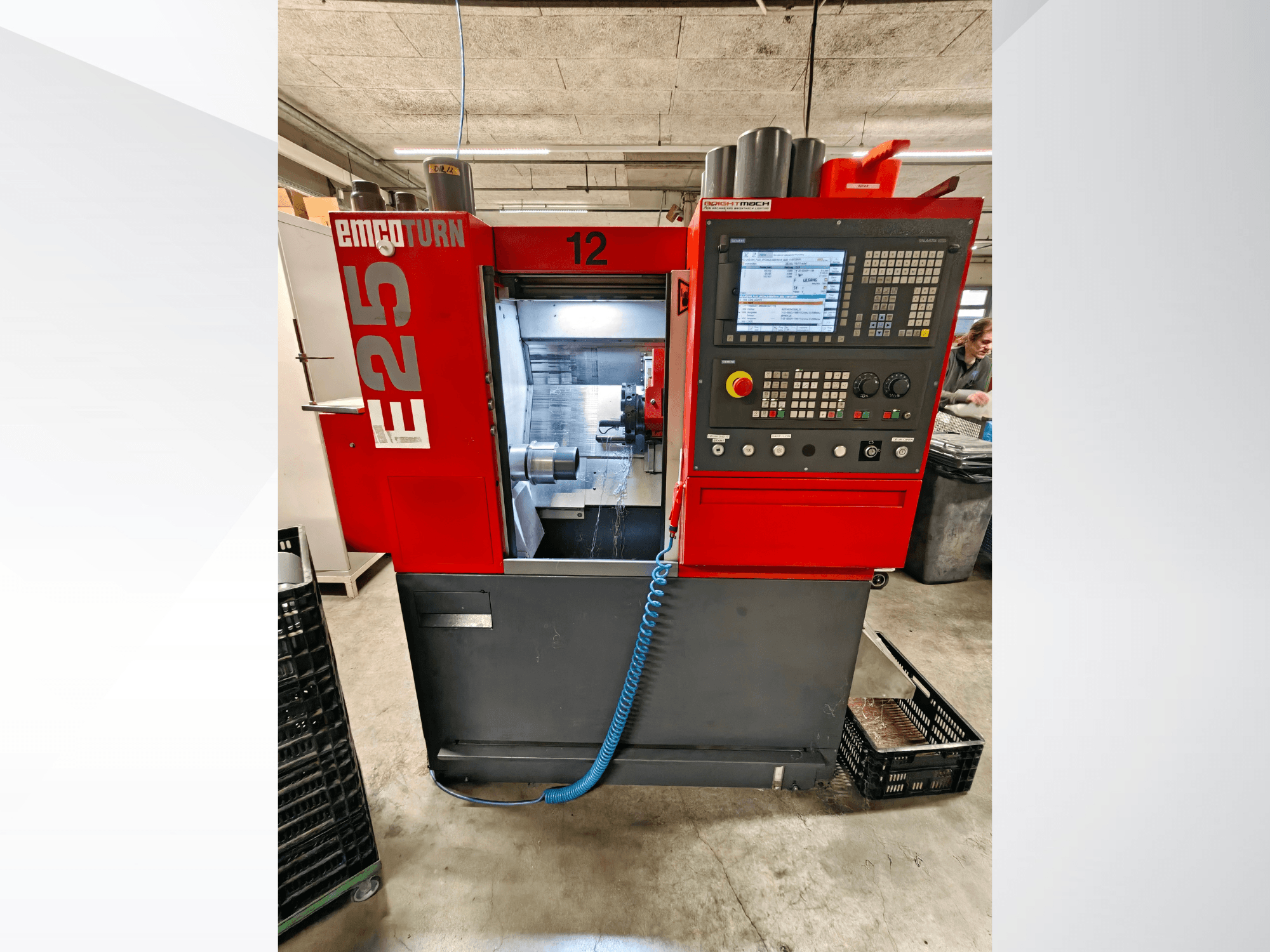Vooraanzicht van de EMCO E25 horizontale draaibank met een digitaal bedieningspaneel en werkruimte, waarbij de functionele details goed te zien zijn.