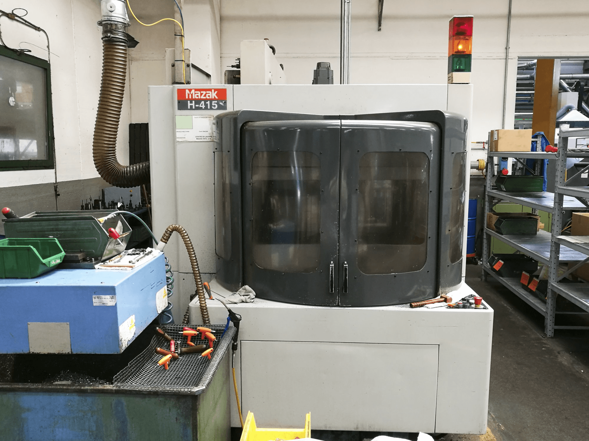Vooraanzicht van Mazak H-415 machine