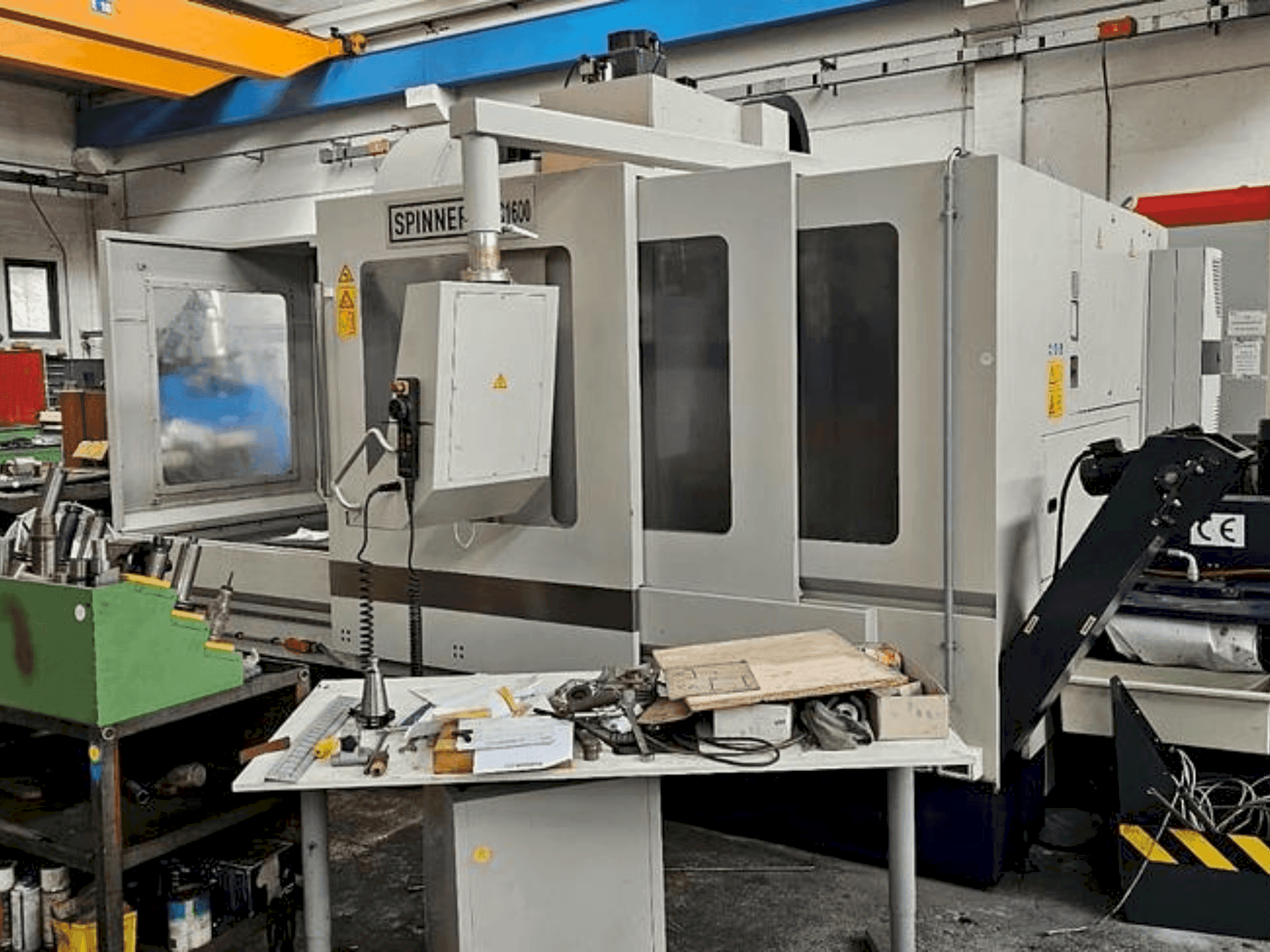 Vooraanzicht van SPINNER MVC 1600-N machine