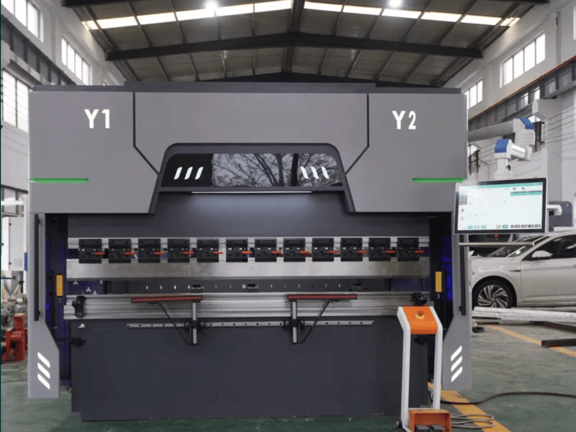 Vooraanzicht van de DAMAMT WC67K 63T/2500 CNC-kantpers, met bedieningspaneel, buiggereedschap en metalen frame.
