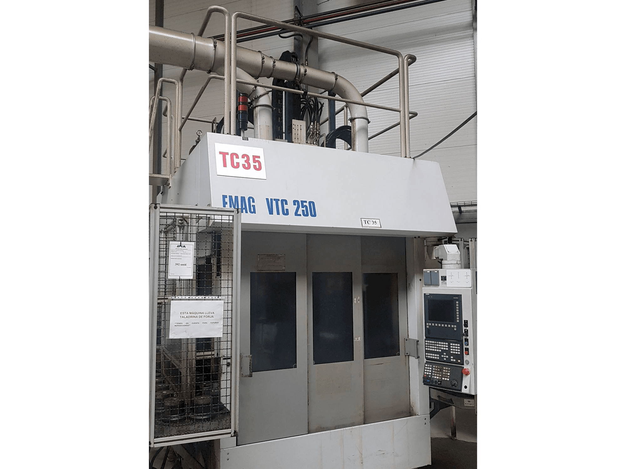 Vooraanzicht van EMAG VTC 250 machine