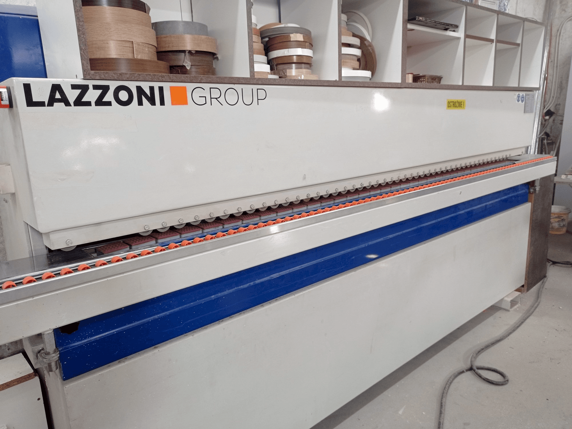 Vooraanzicht van LAZZONI K400 machine