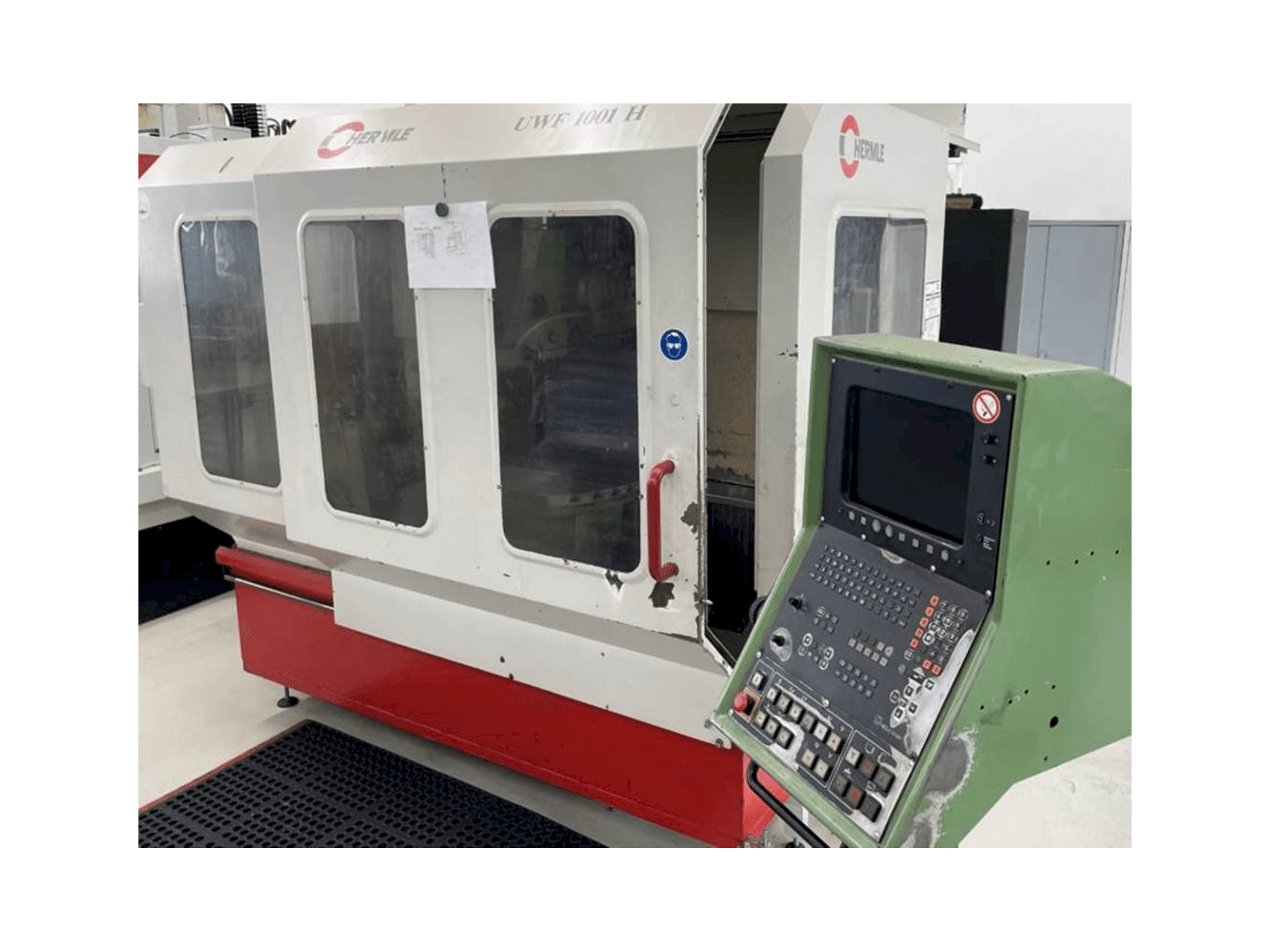 Vooraanzicht van HERMLE UWF1001 machine