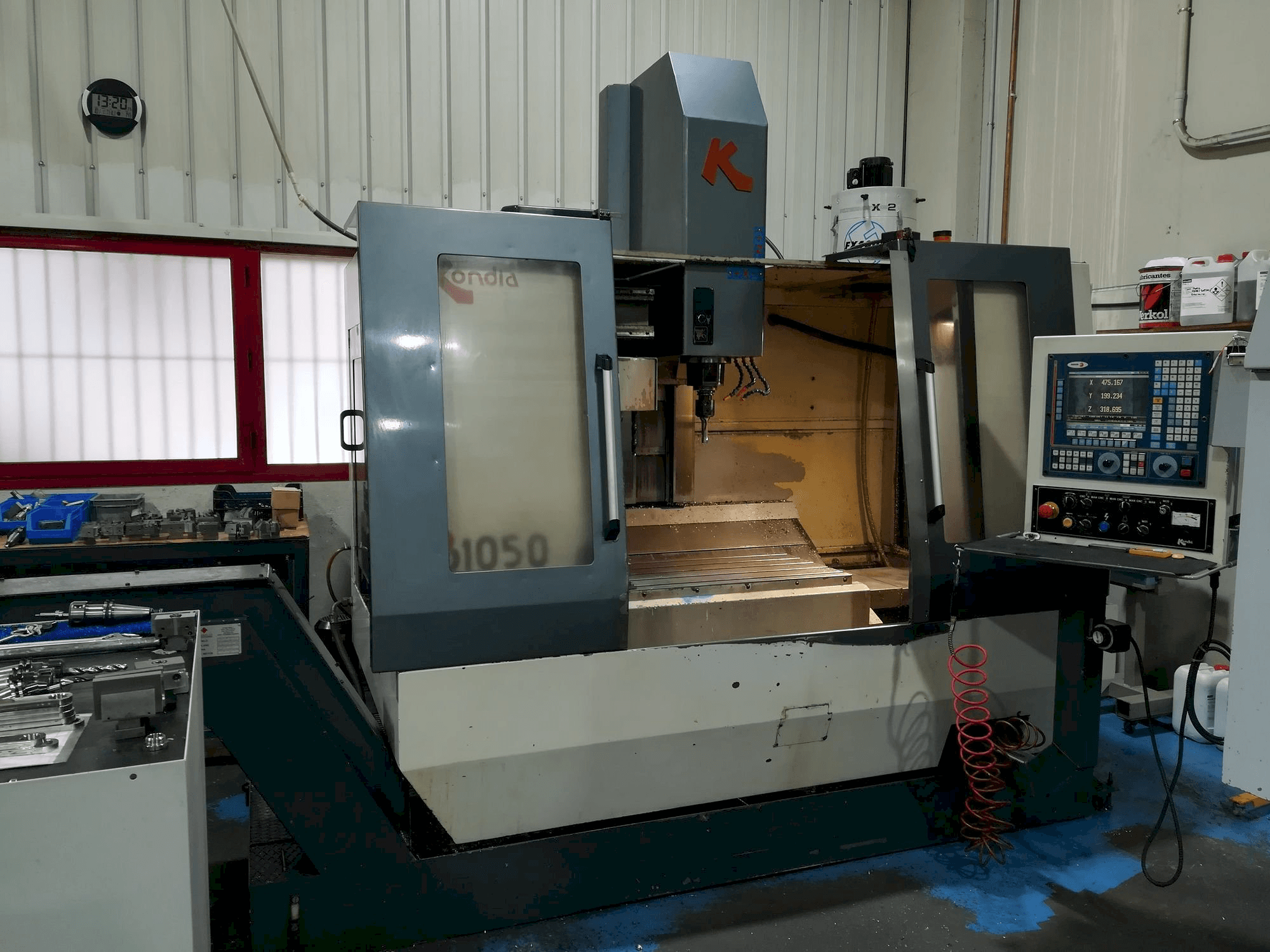 Vooraanzicht van KONDIA B1050 machine