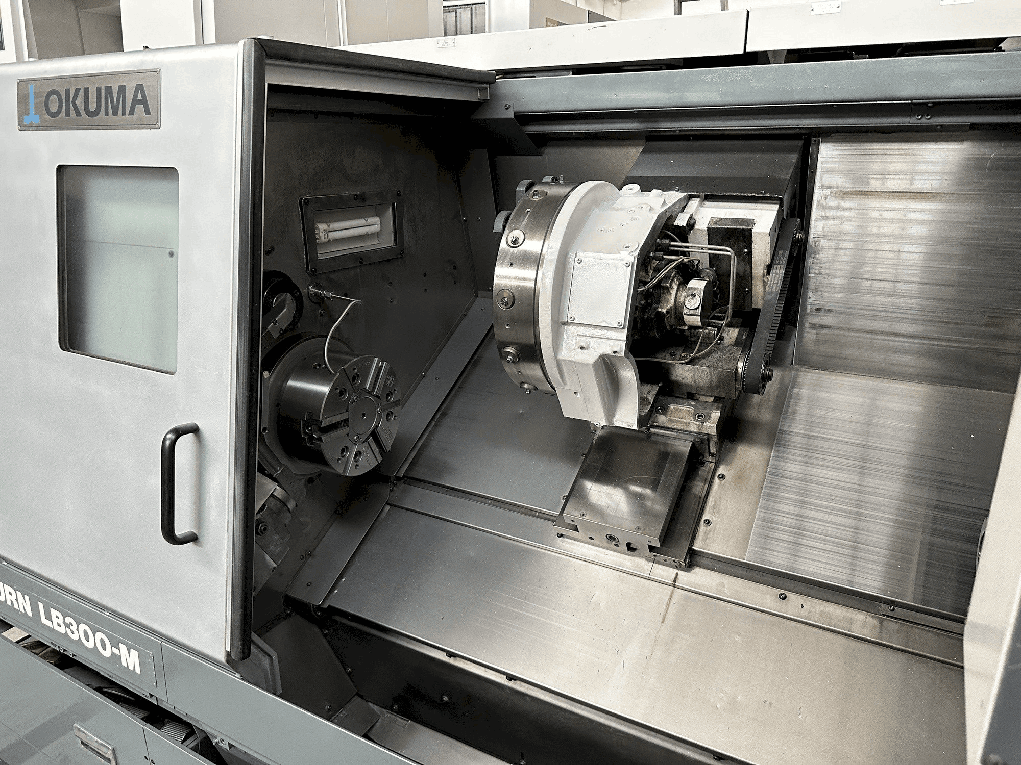 Werkruimte van Okuma LB 300 MC machine