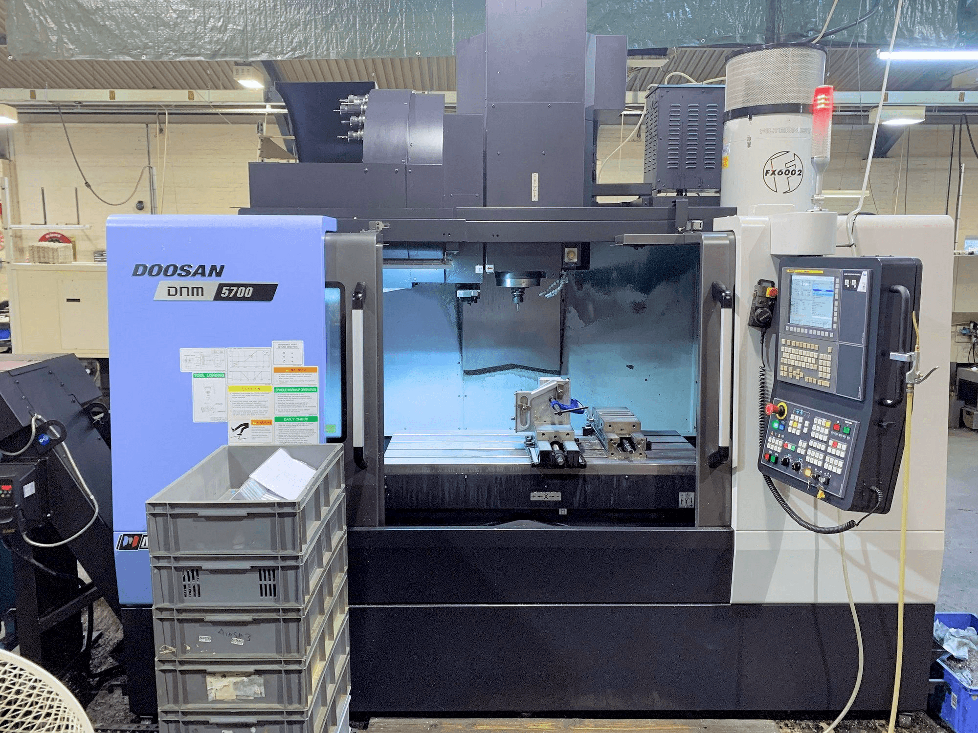 Vooraanzicht van Doosan DNM 5700 machine