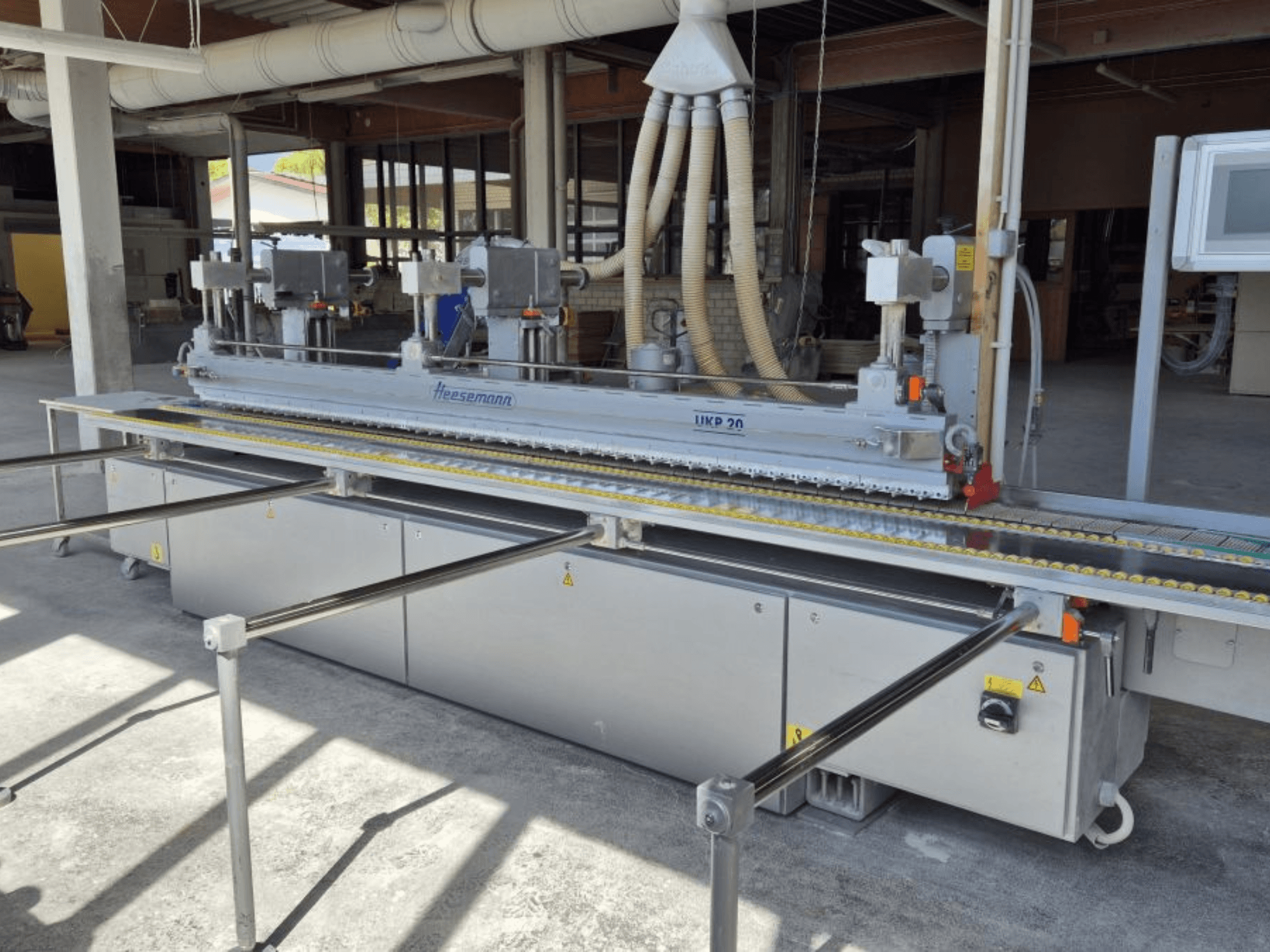 HEESEMANN UKP 20 bandschuurmachine in vooraanzicht, met dubbele motoren, verstelbare transportband en beschermkappen.